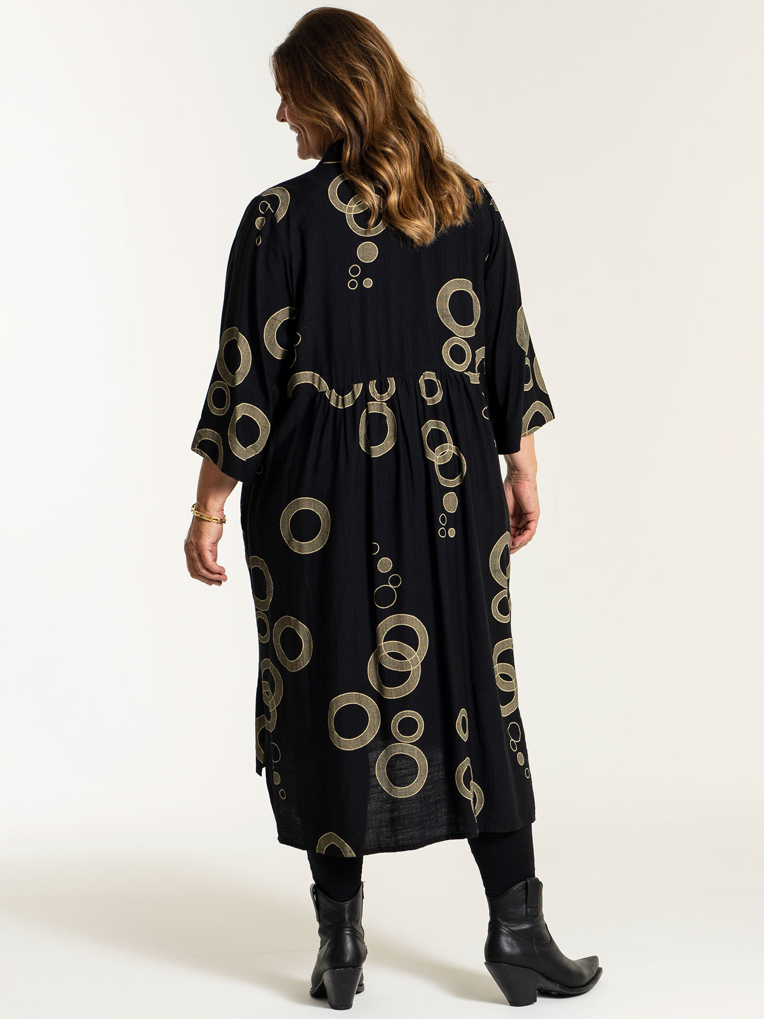 SUSANNE - Sort viskose kjole med beige mønster fra Gozzip
