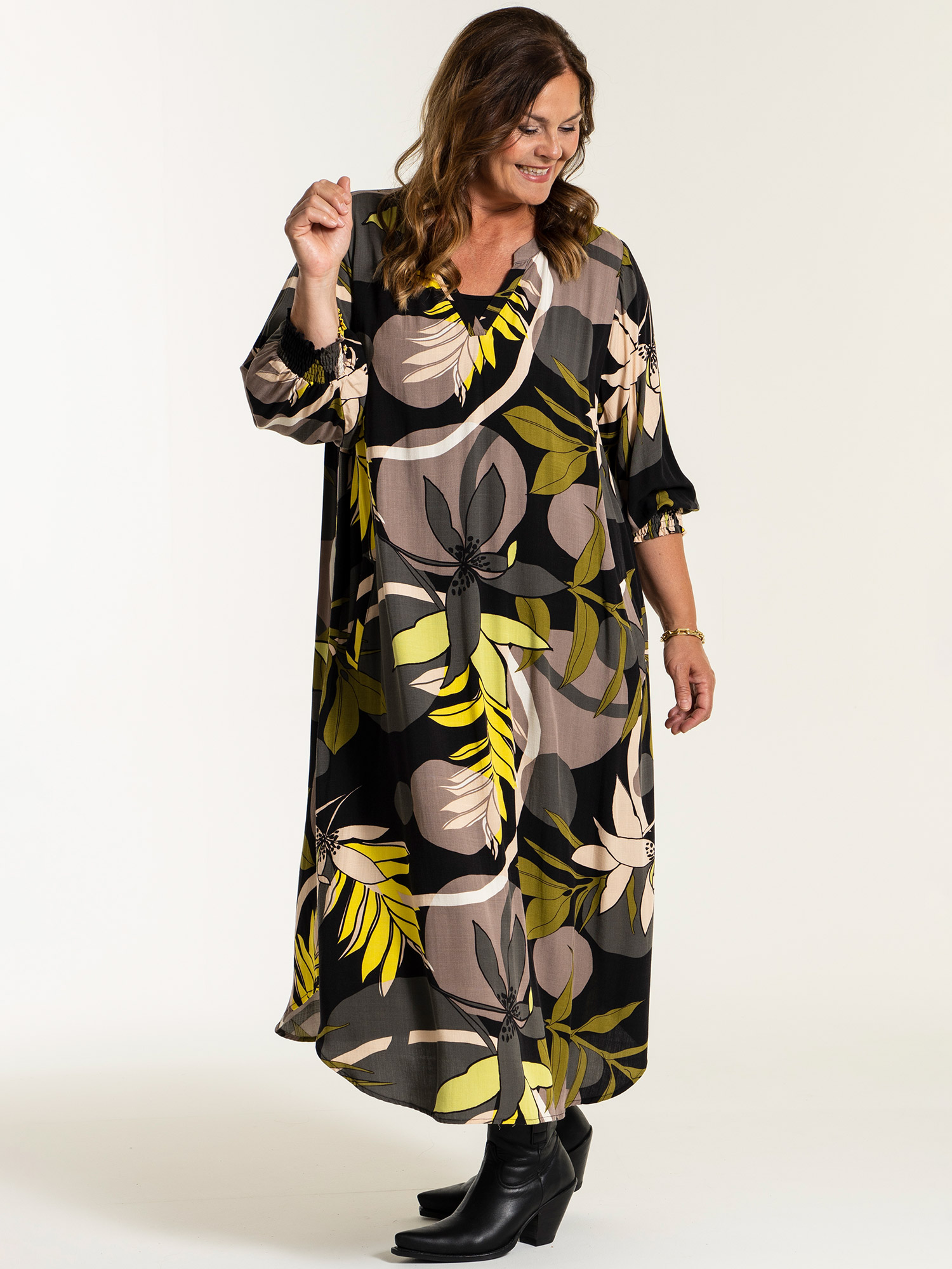 VALDIS - Lang sort viskose kjole med print fra Gozzip