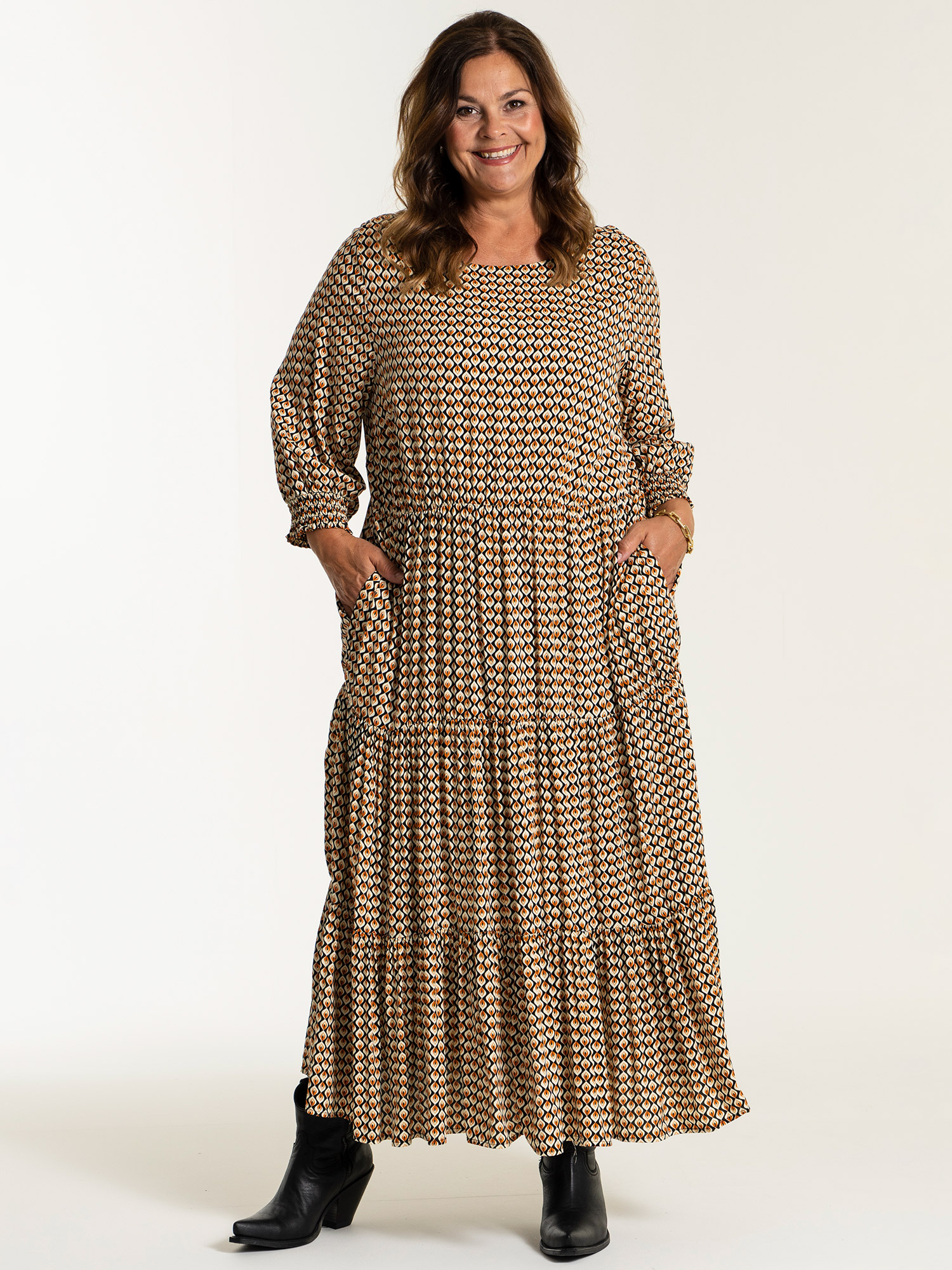 SUSSIE - Lang sort viskose flæse kjole med print fra Gozzip