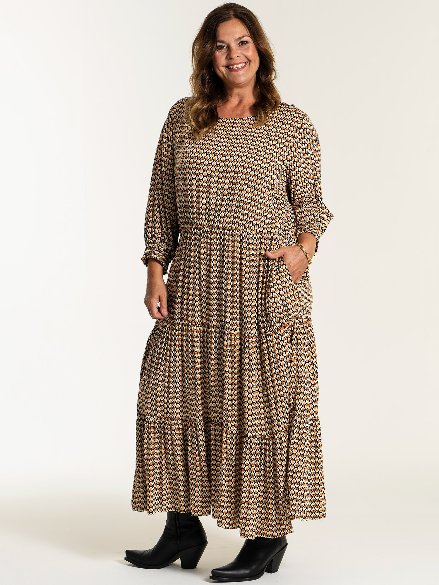 SUSSIE - Lang sort viskose flæse kjole med print fra Gozzip