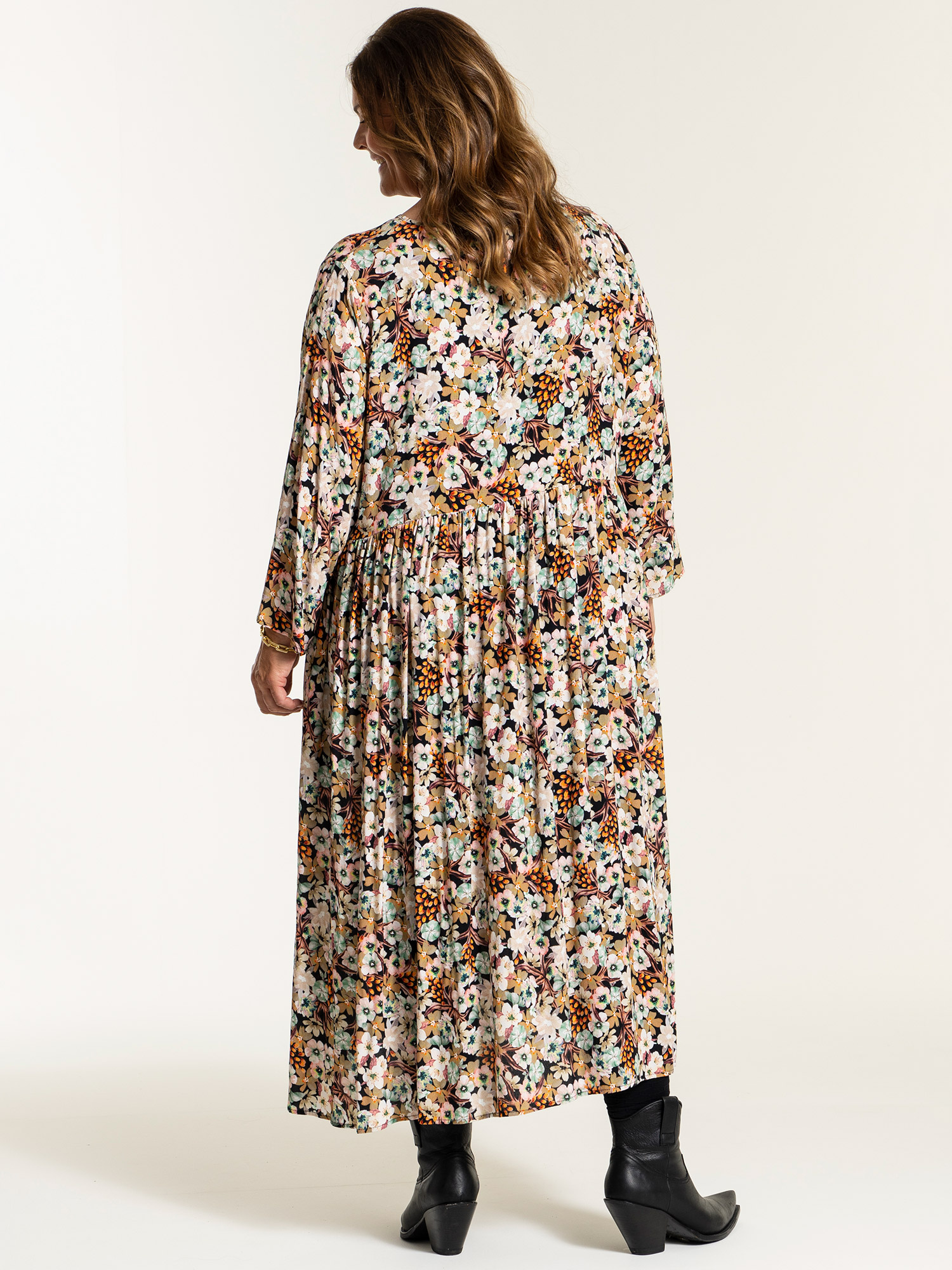 ANIKA - Lang viskose kjole i print fra Gozzip