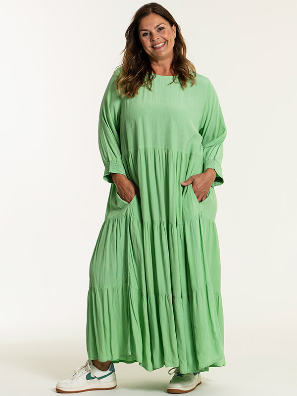 SUSSIE - Lang grøn kjole i eksklusiv viskose fra Gozzip