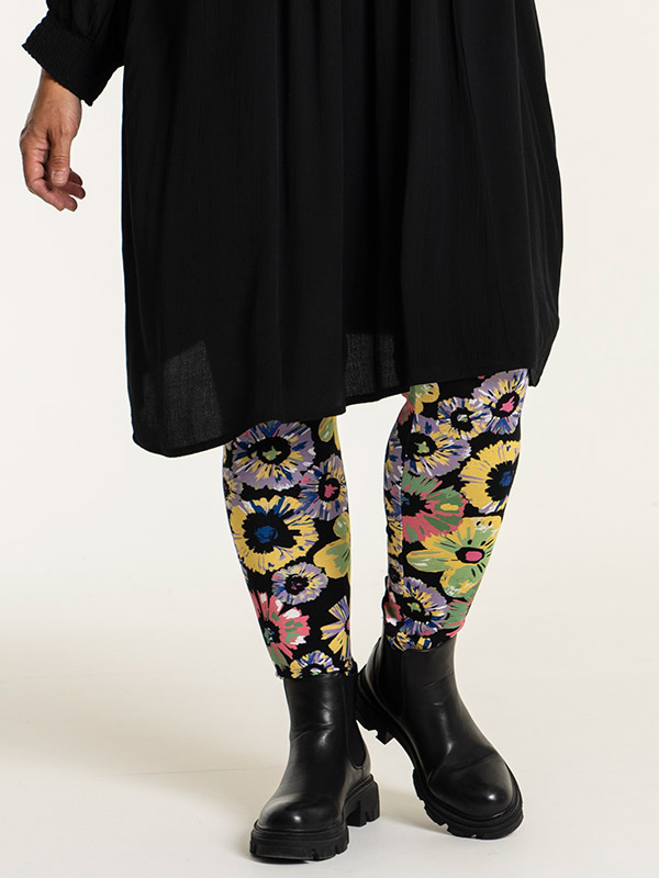 ELLEN - Sorte leggings i viskose jersey med blomster print fra Gozzip