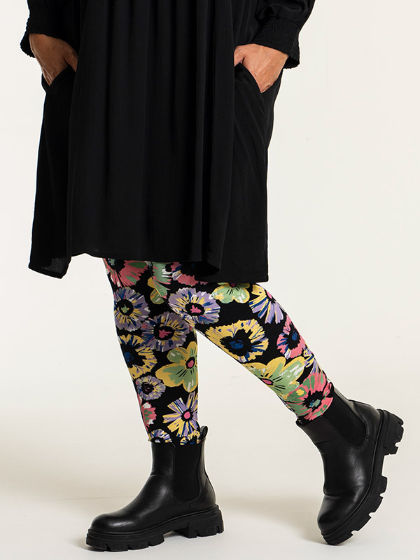 ELLEN - Sorte leggings i viskose jersey med blomster print fra Gozzip