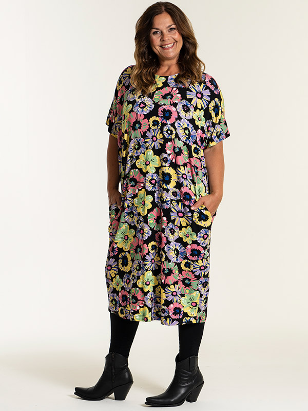 PIL - Sort jersey kjole med blomster print fra Gozzip
