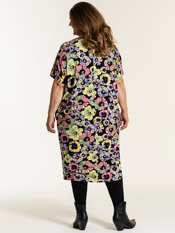 PIL - Sort jersey kjole med blomster print fra Gozzip