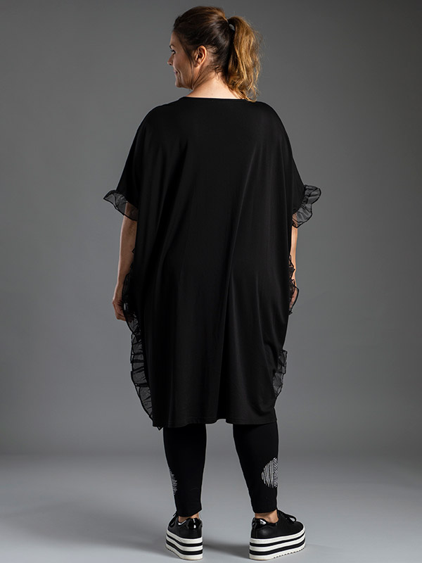 LENA - Sort oversize tunika med hvid tryk og flæser i siden fra Gozzip Black