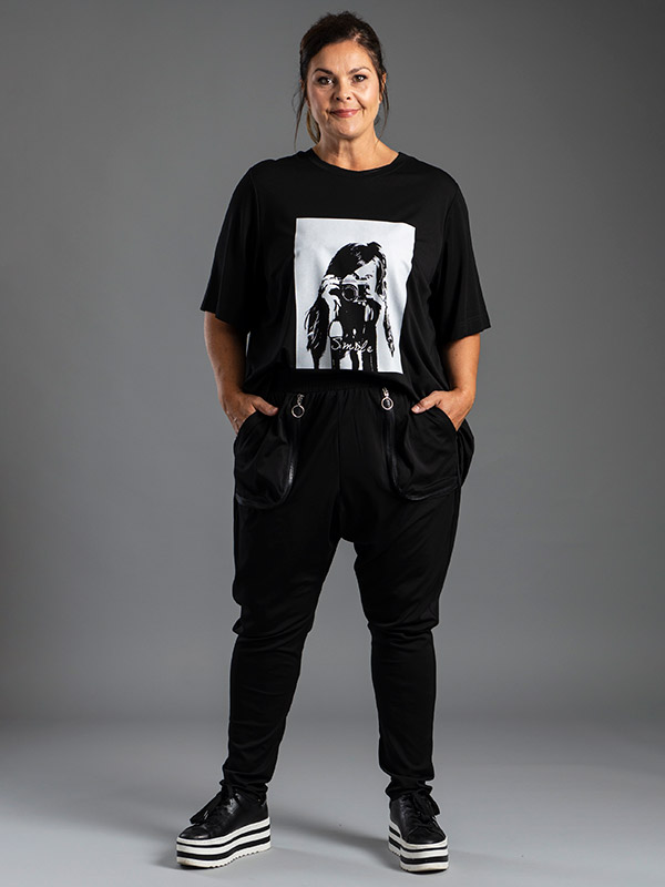 LINDA - Sort t-shirt med hvid tryk fra Gozzip Black