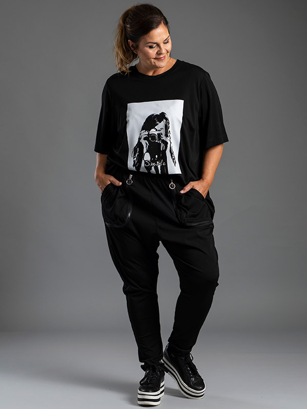 LINDA - Sort t-shirt med hvid tryk fra Gozzip Black