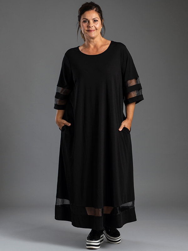 LINNEA - Sort viskose kjole med flotte mesh detaljer fra Gozzip Black