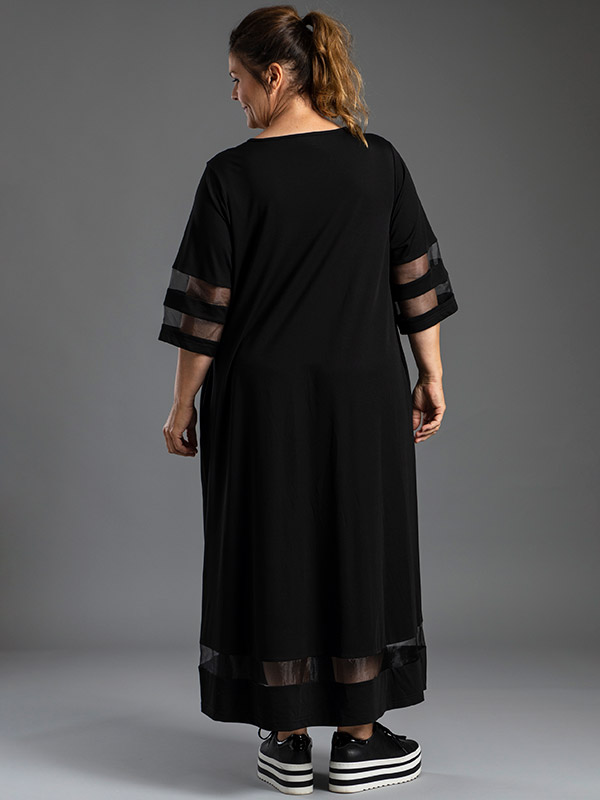 LINNEA - Sort viskose kjole med flotte mesh detaljer fra Gozzip Black