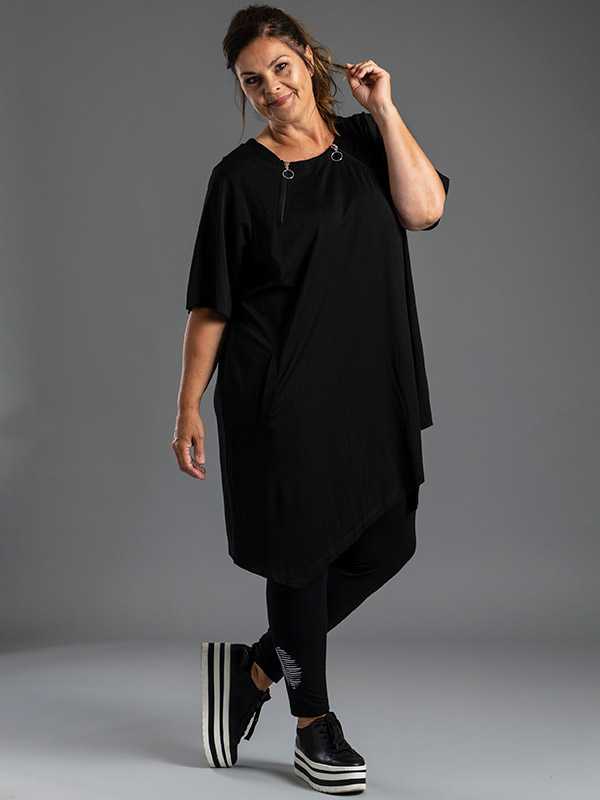 LOVISE - Sort tunika med smart lynlås detalje fra Gozzip Black