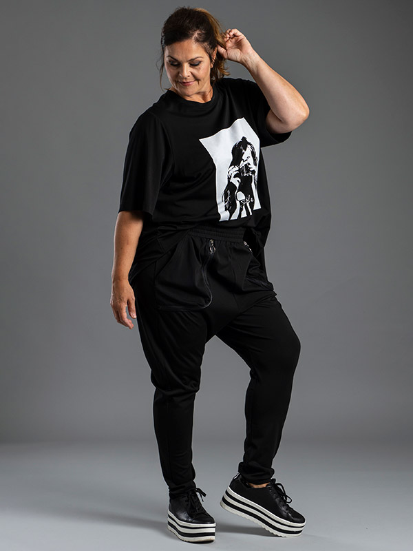 MAGDALENA - Sorte bukser med smart lynlås detalje fra Gozzip Black