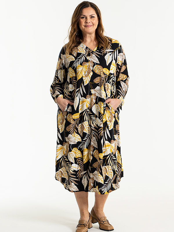 BABBETT - Sort kjole med brunt og gult print fra Gozzip