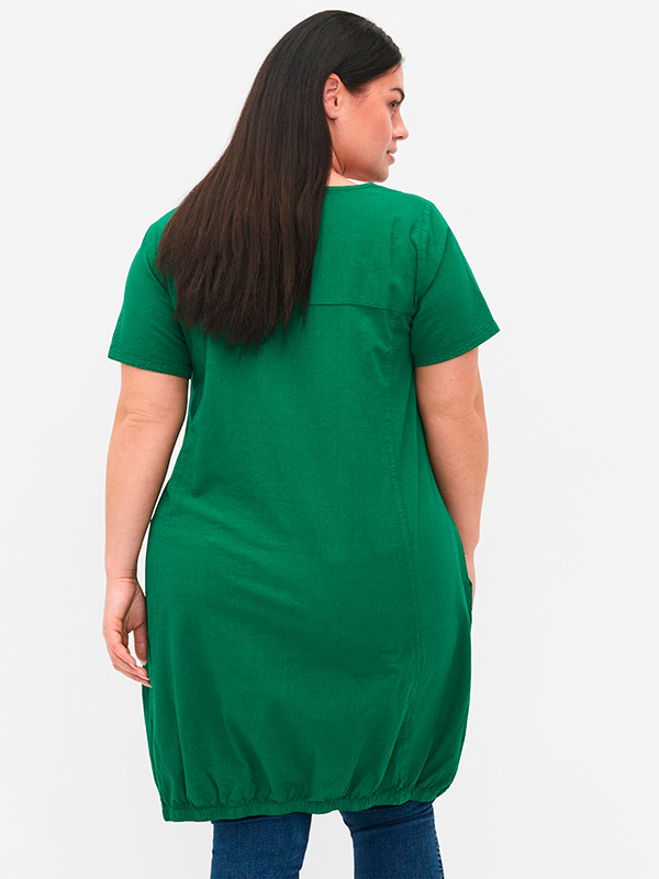 Mørkegrøn bomulds kjole med elastikkant fra Zizzi