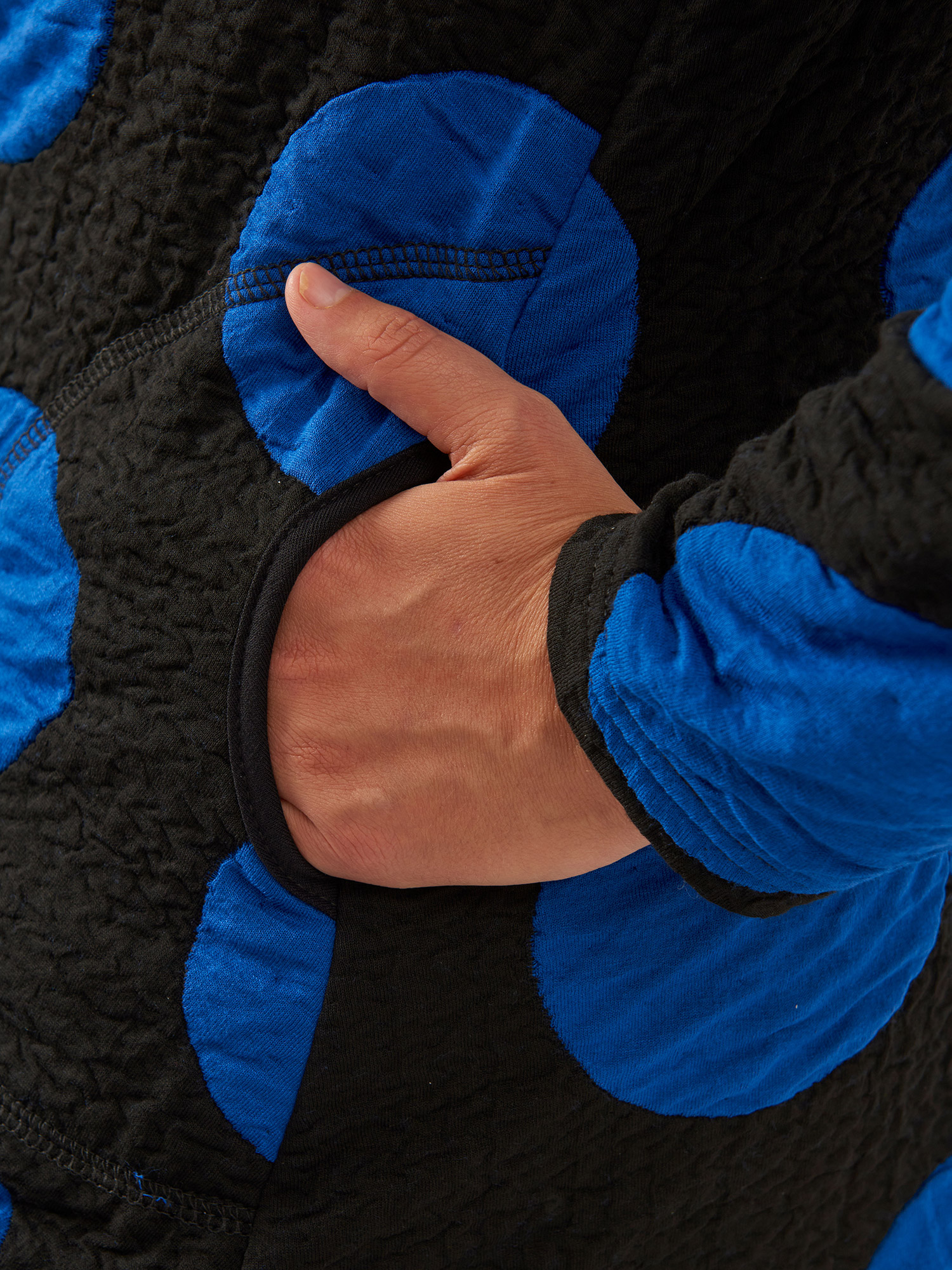JOLA - Flot sort tunika med store blå prikker i god kraftig viskose kvalitet fra Pont Neuf