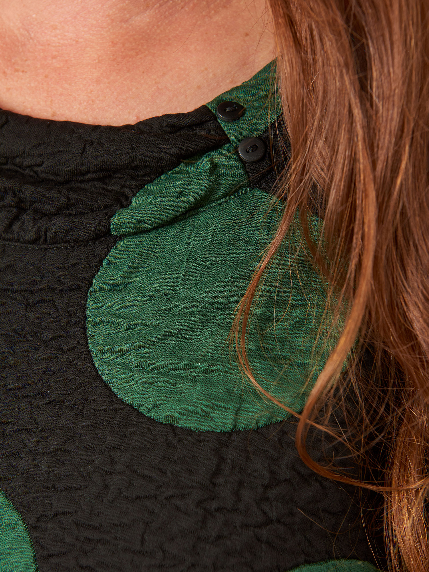 JOLA - Kraftig sort tunika med store grønne prikker fra Pont Neuf