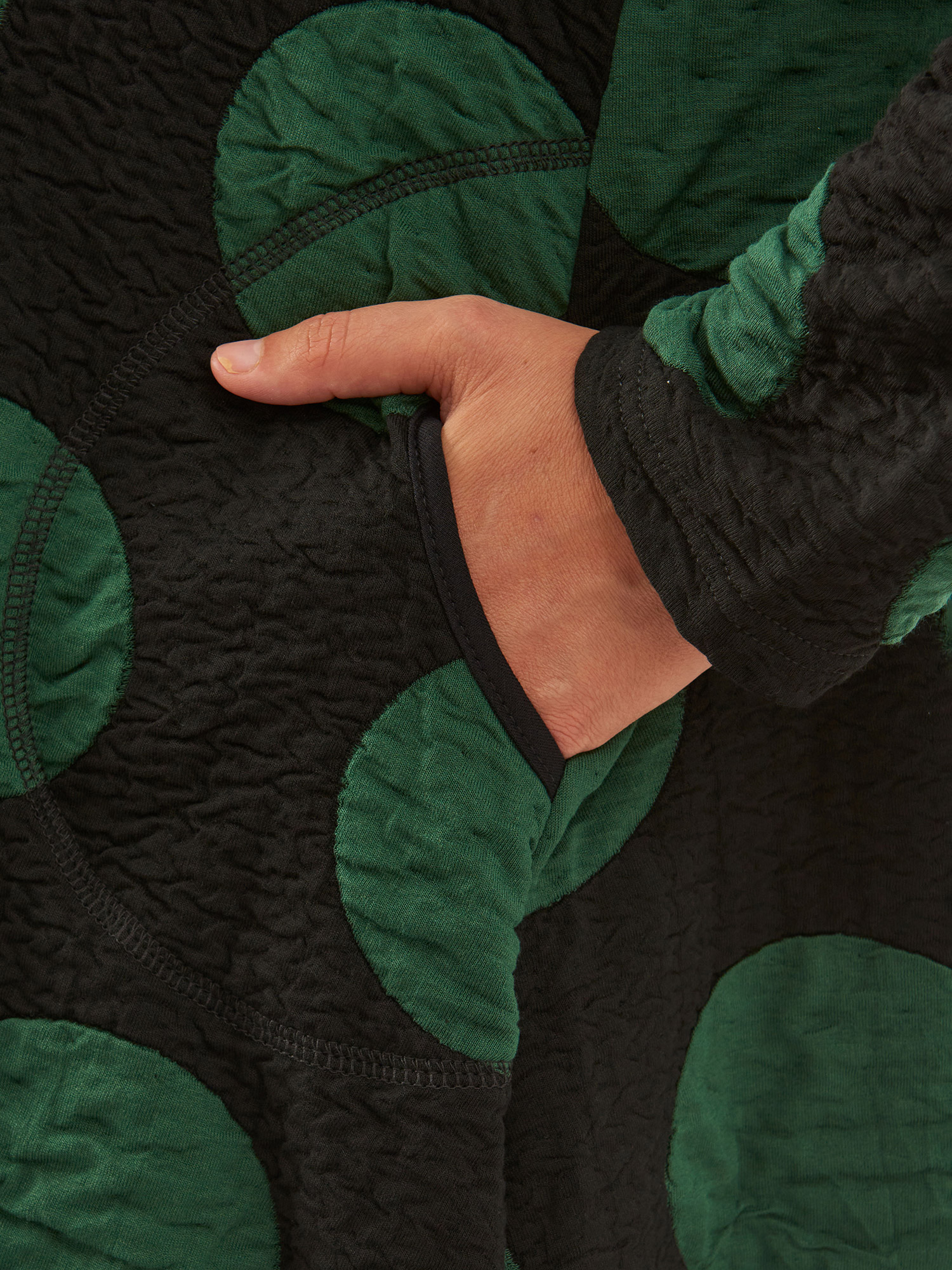 JOLA - Kraftig sort tunika med store grønne prikker fra Pont Neuf