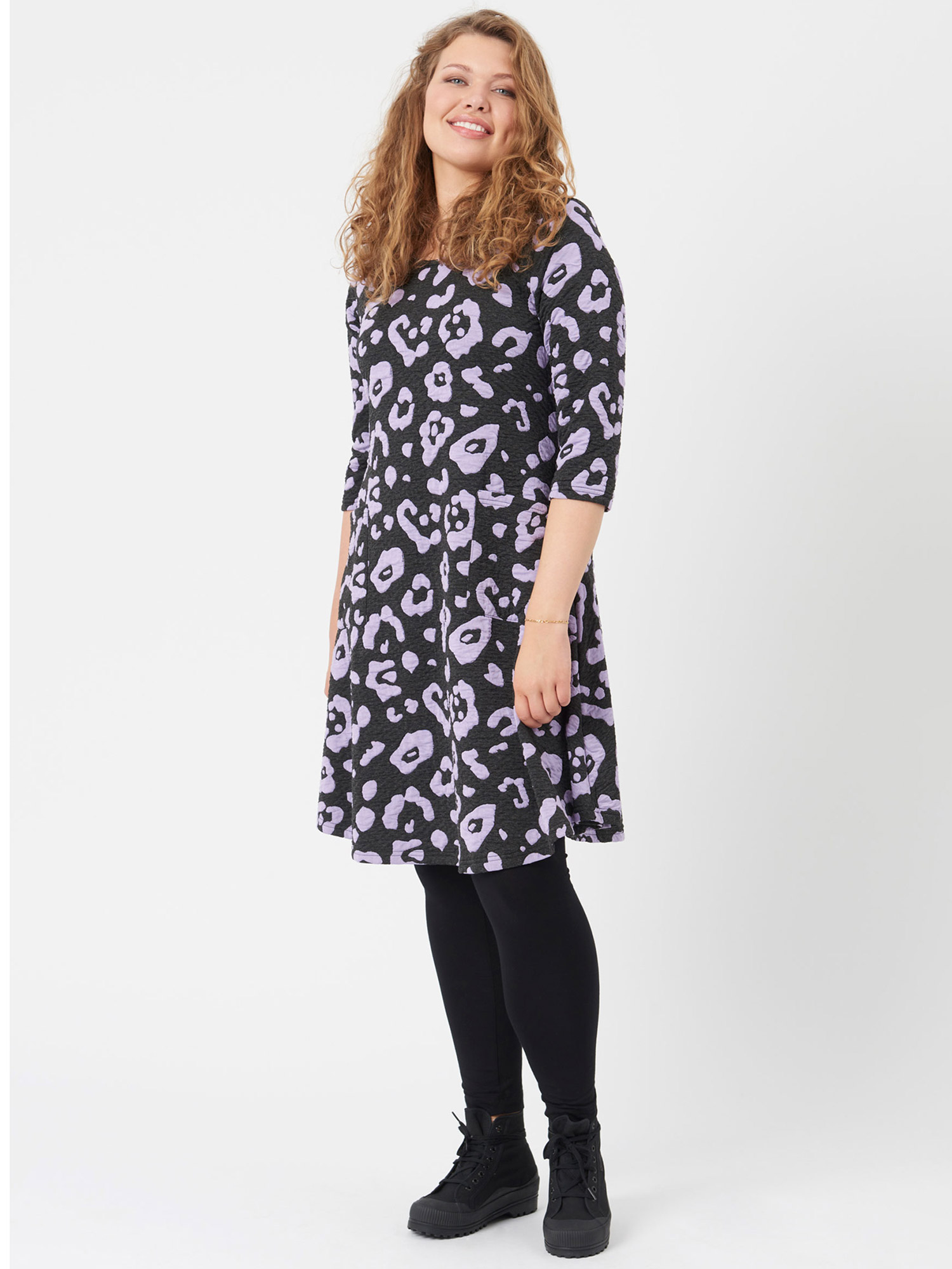 Kitty - Lækker grå kjole med struktur og lilla mønster fra Pont Neuf