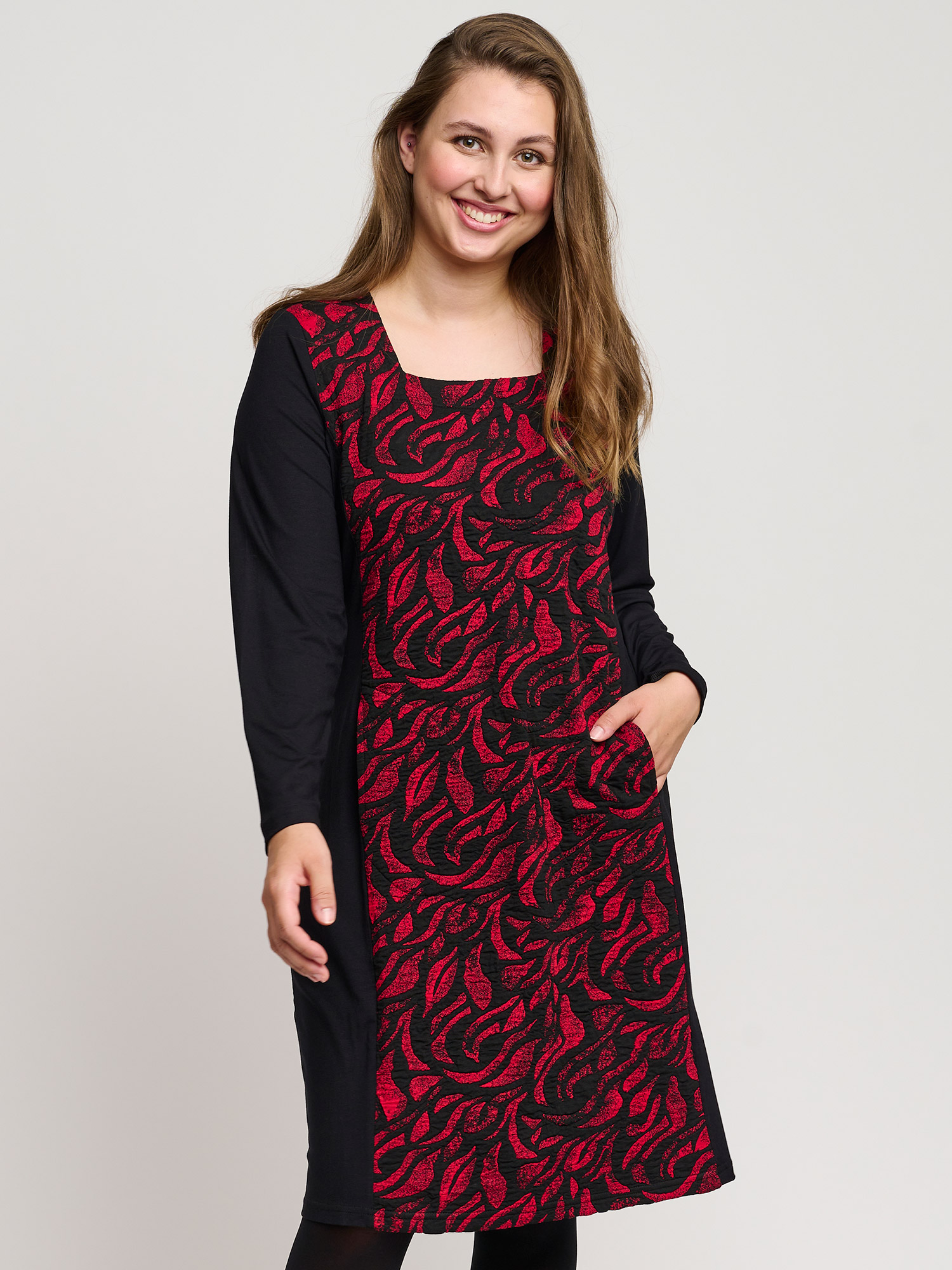 Sort/Rød viskose kjole med flot print fra Pont Neuf