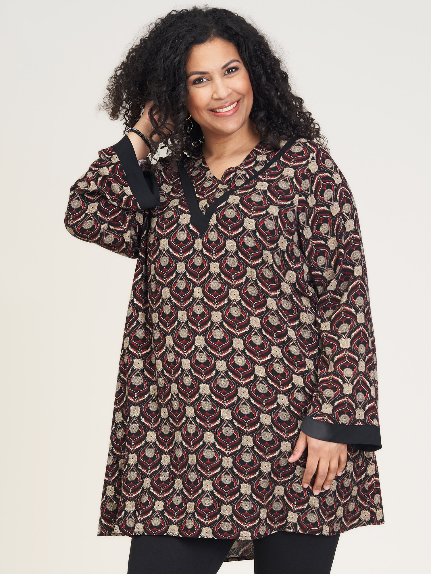 Sort viskose tunika i flot print fra Studio