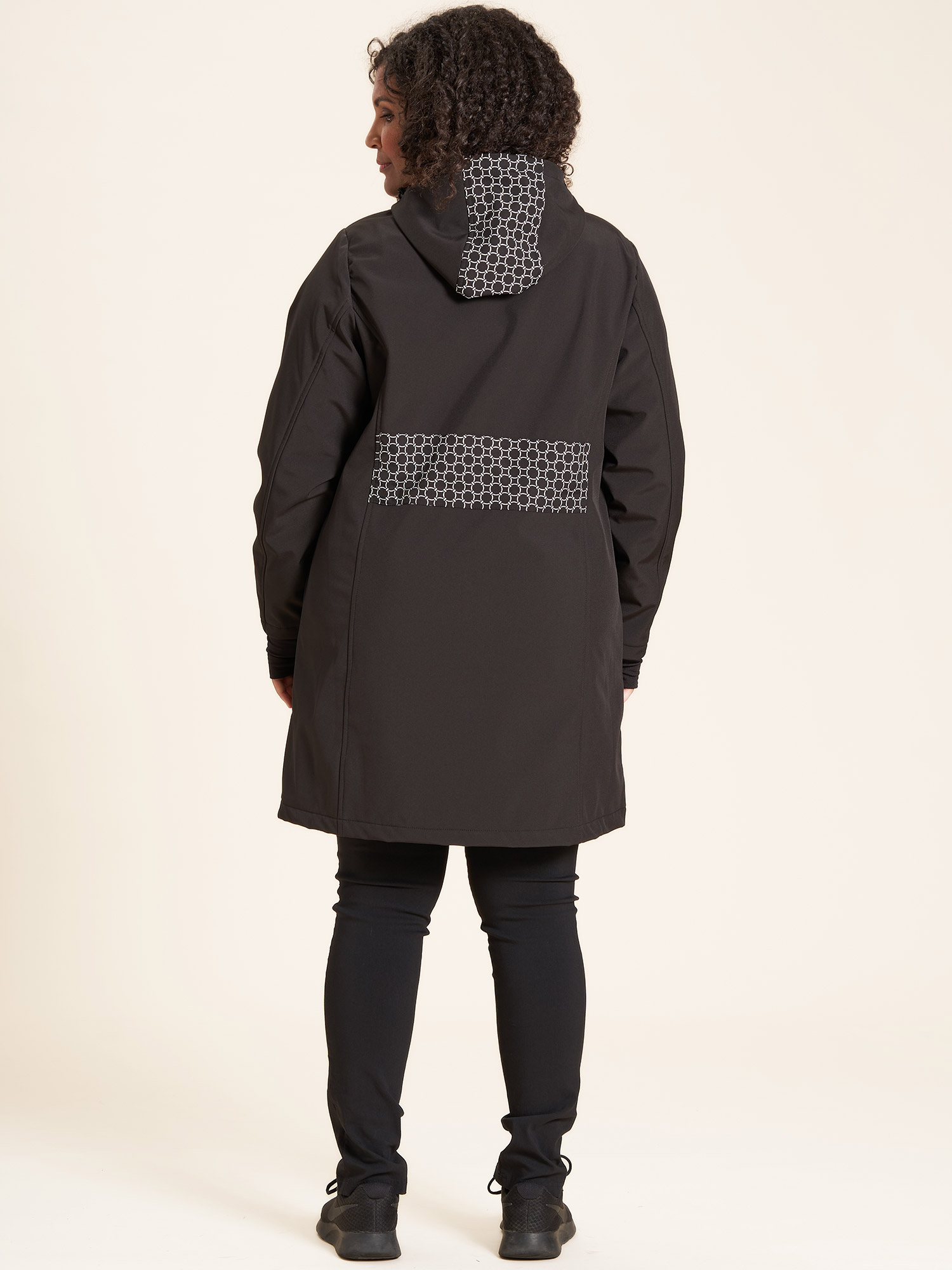 Lotte - Sort softshell jakke med flotte detaljer fra Studio
