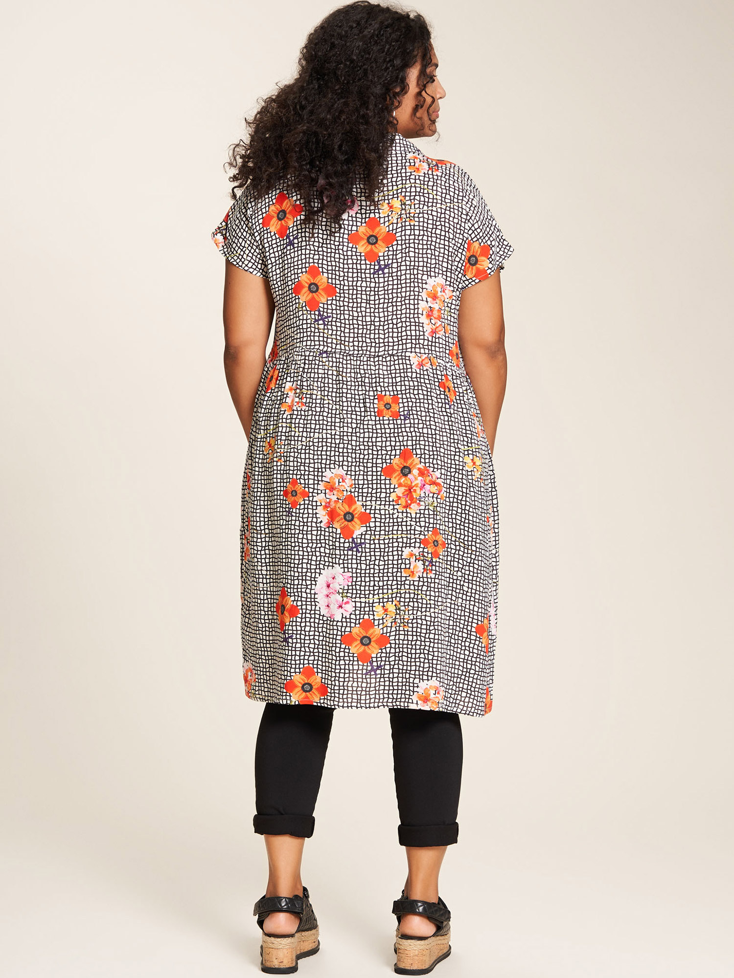 Lise - Lækker viskose kjole i flot print med orange blomster fra Studio