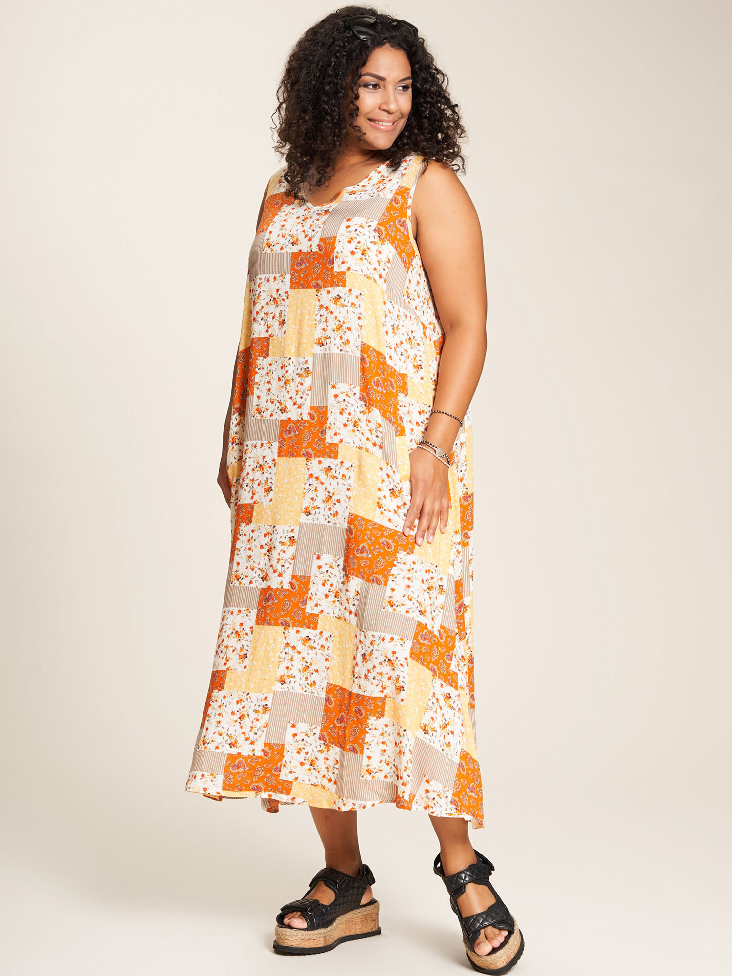 Lise - Flot orange mønstret viskose kjole uden ærmer fra Studio