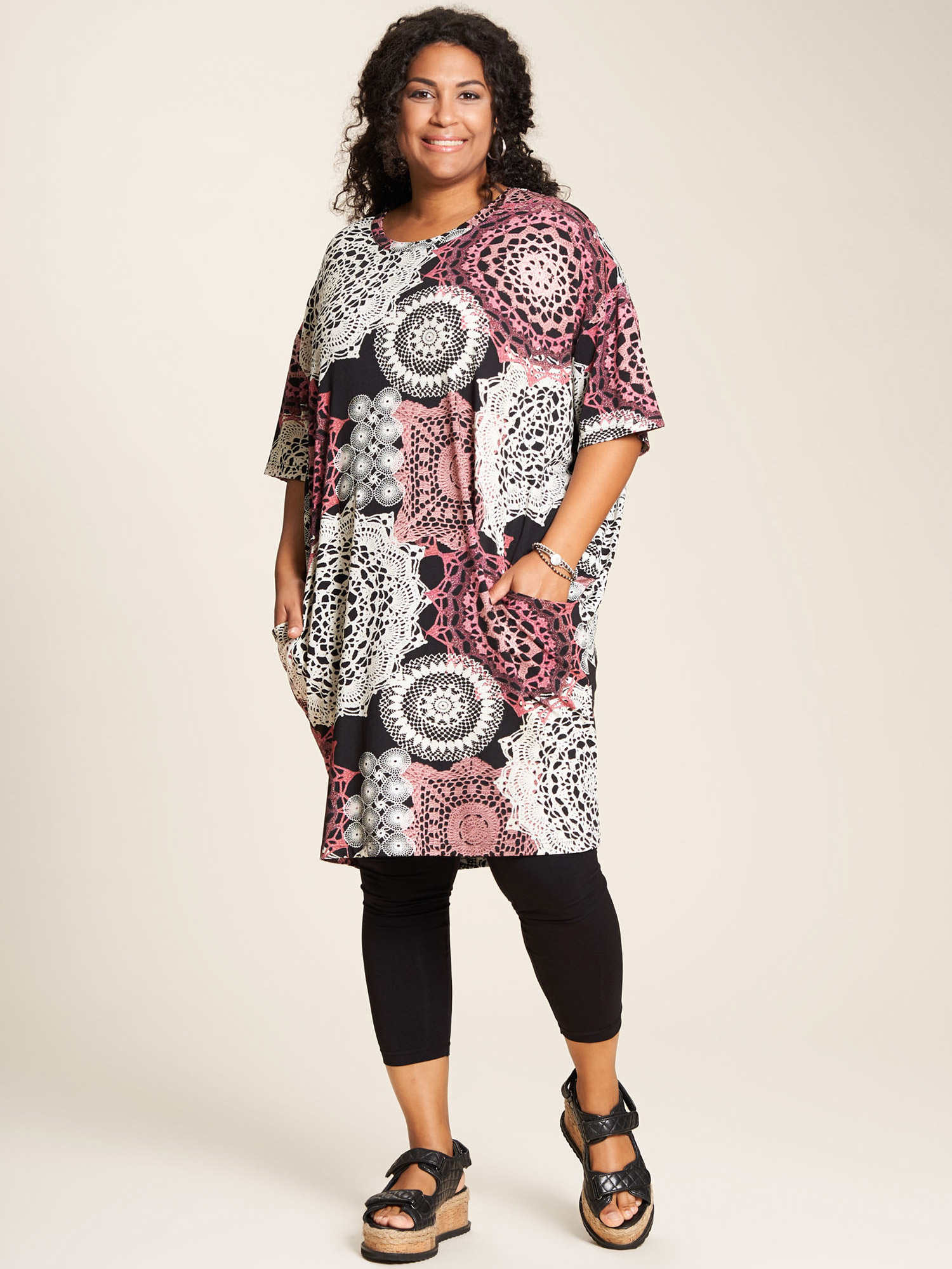 Sigrid - Sort kjole i lækker viskose jersey med smart print fra Studio