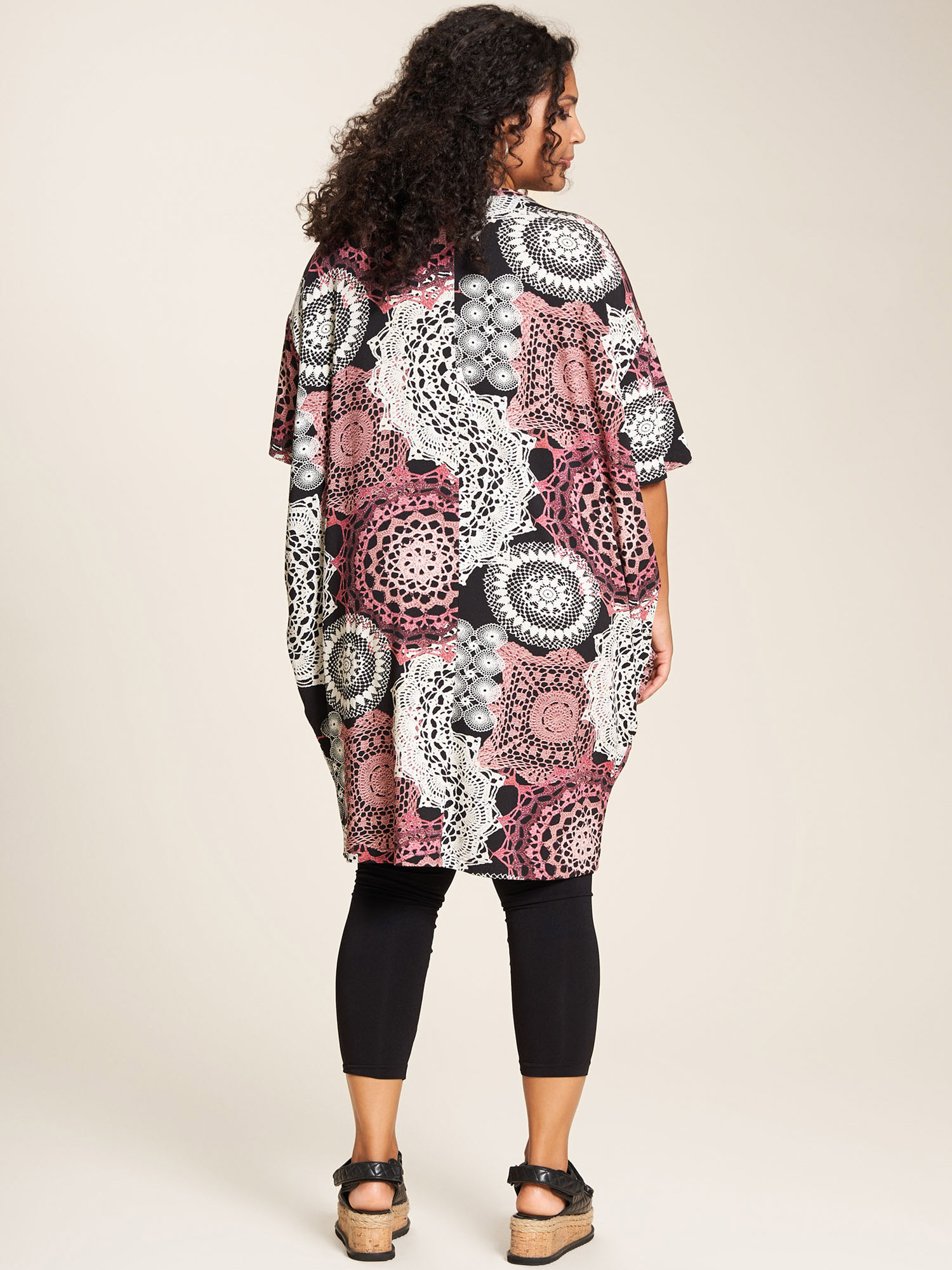 Sigrid - Sort kjole i lækker viskose jersey med smart print fra Studio