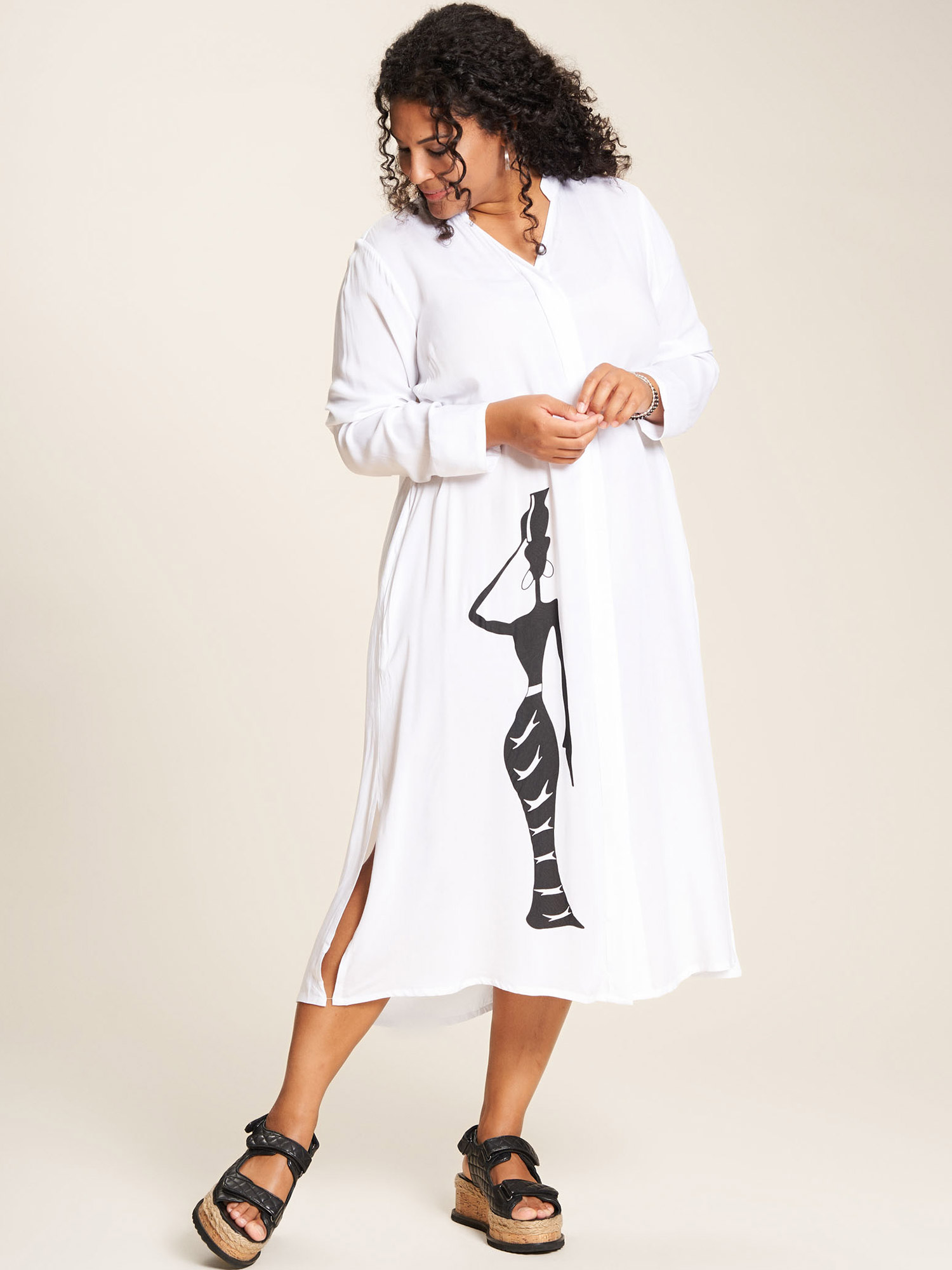 Jean - Flot hvid viskose skjorte kjole med sort tryk fra Studio
