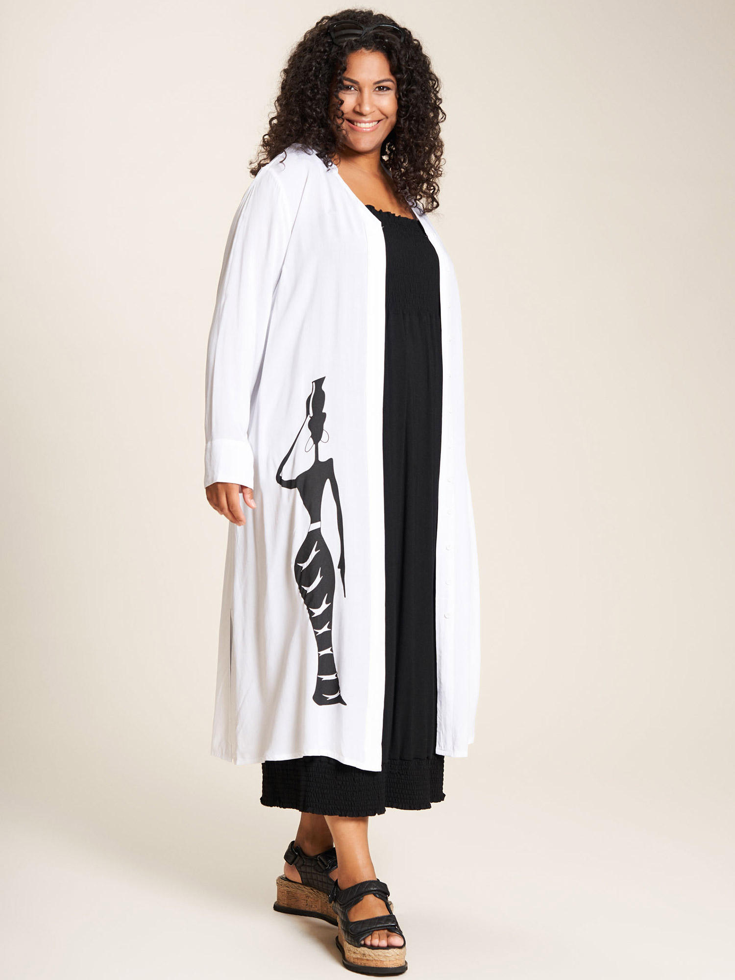 Jean - Flot hvid viskose skjorte kjole med sort tryk fra Studio