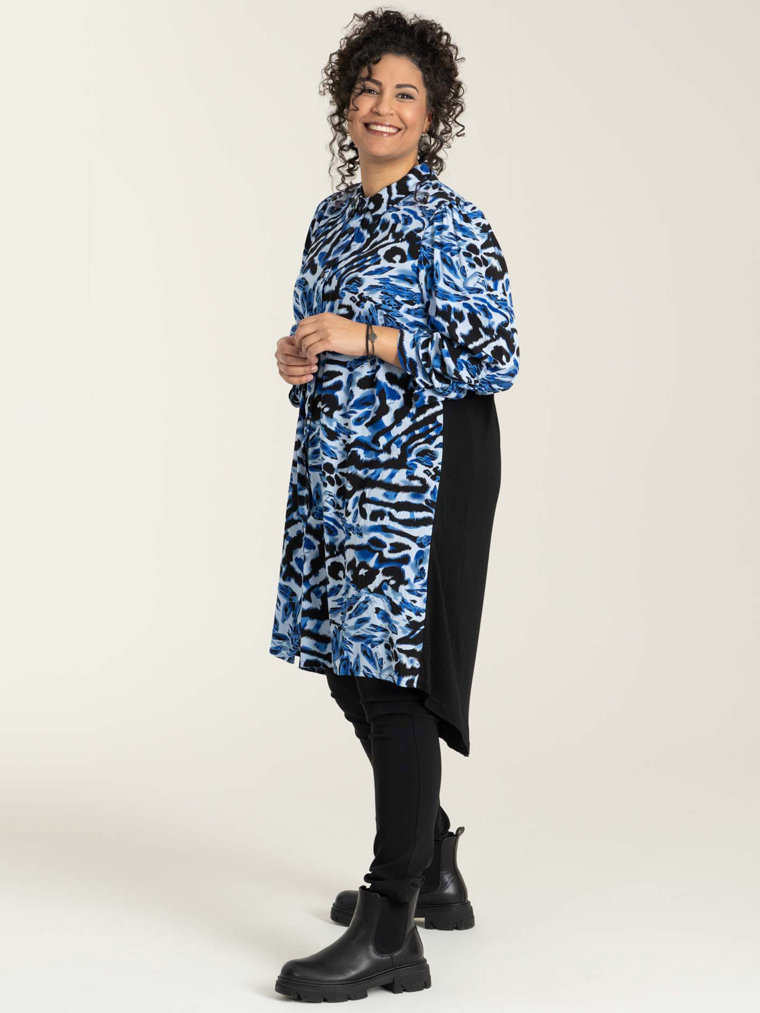 LEE - Lækker viskose skjorte kjole i smart blåt print fra Studio