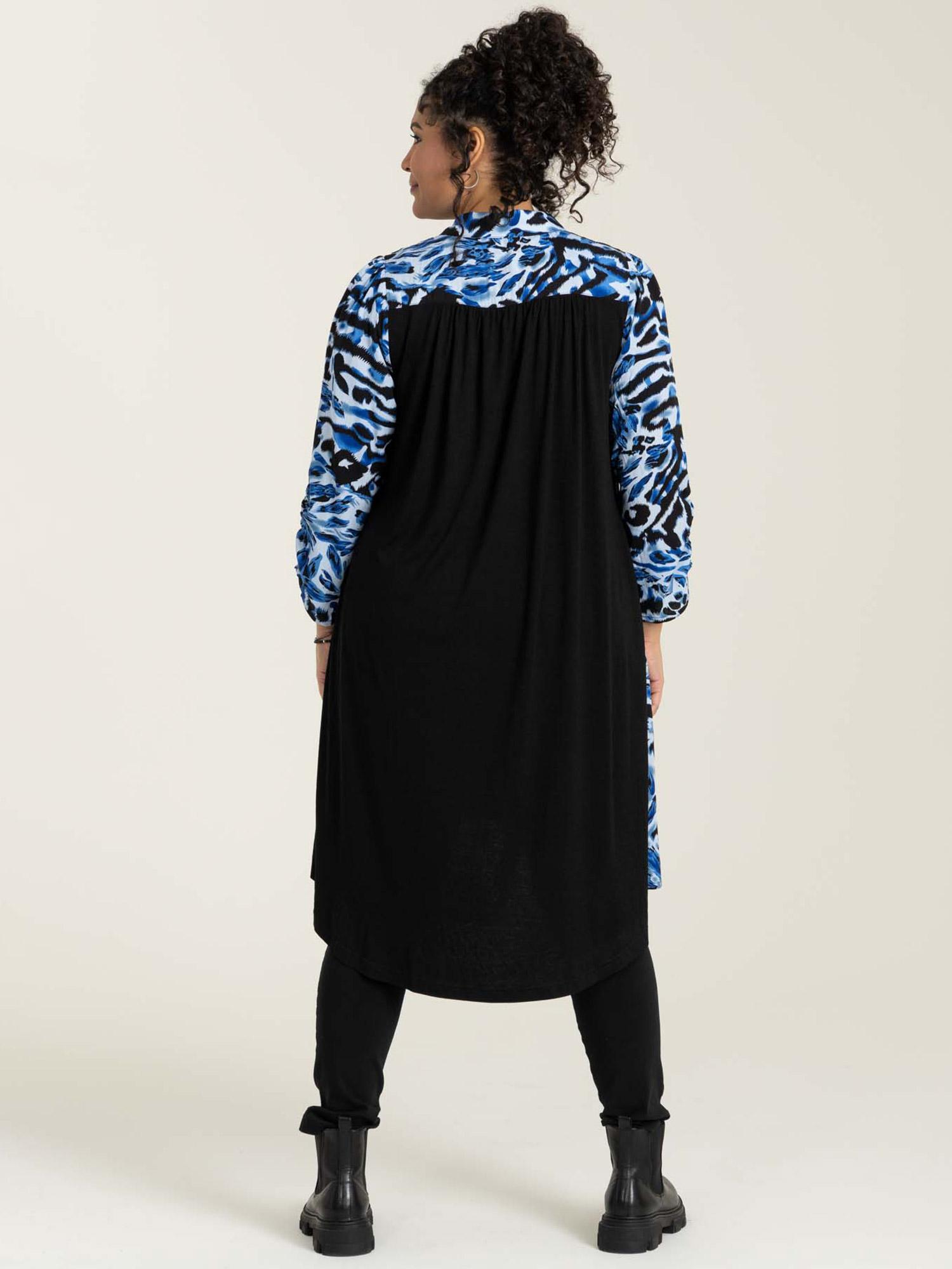 LEE - Lækker viskose skjorte kjole i smart blåt print fra Studio