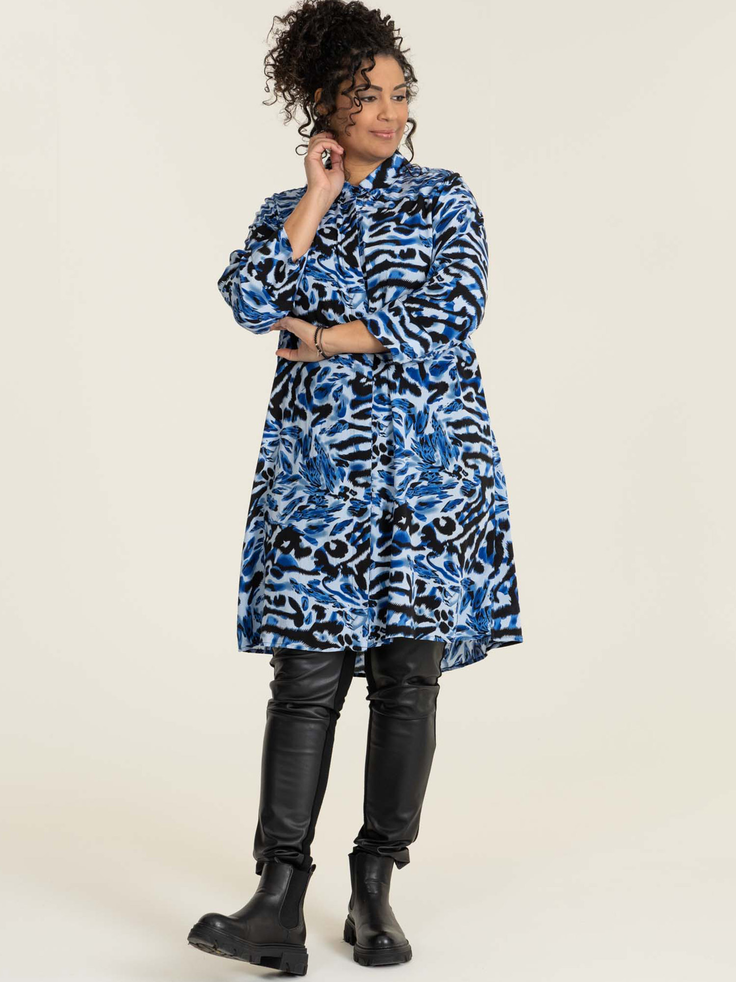 Emilie - Lækker viskose skjorte tunika i flot blåt print fra Studio