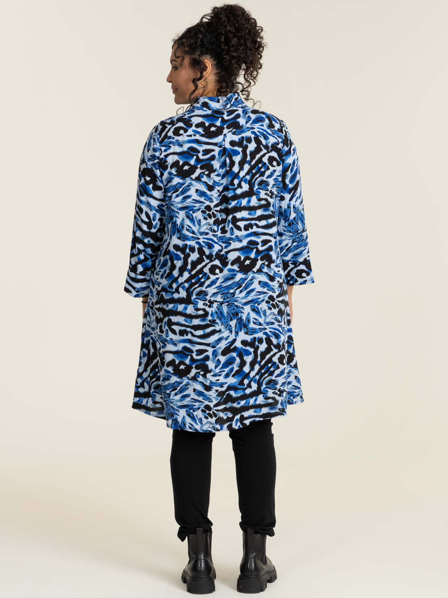 Emilie - Lækker viskose skjorte tunika i flot blåt print fra Studio