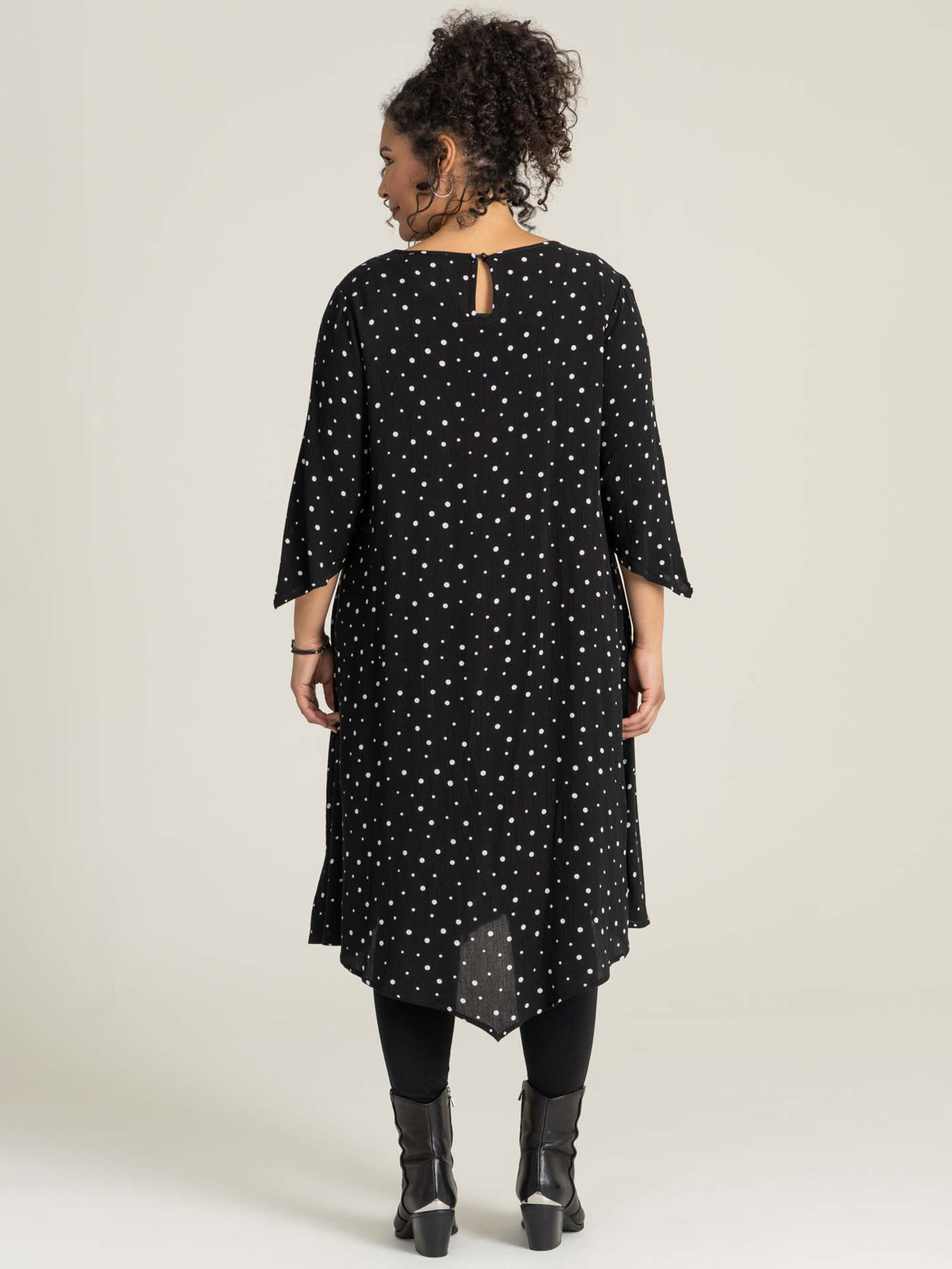 PERNILLE - Sort kjole viskose chiffon med hvide prikker fra Studio
