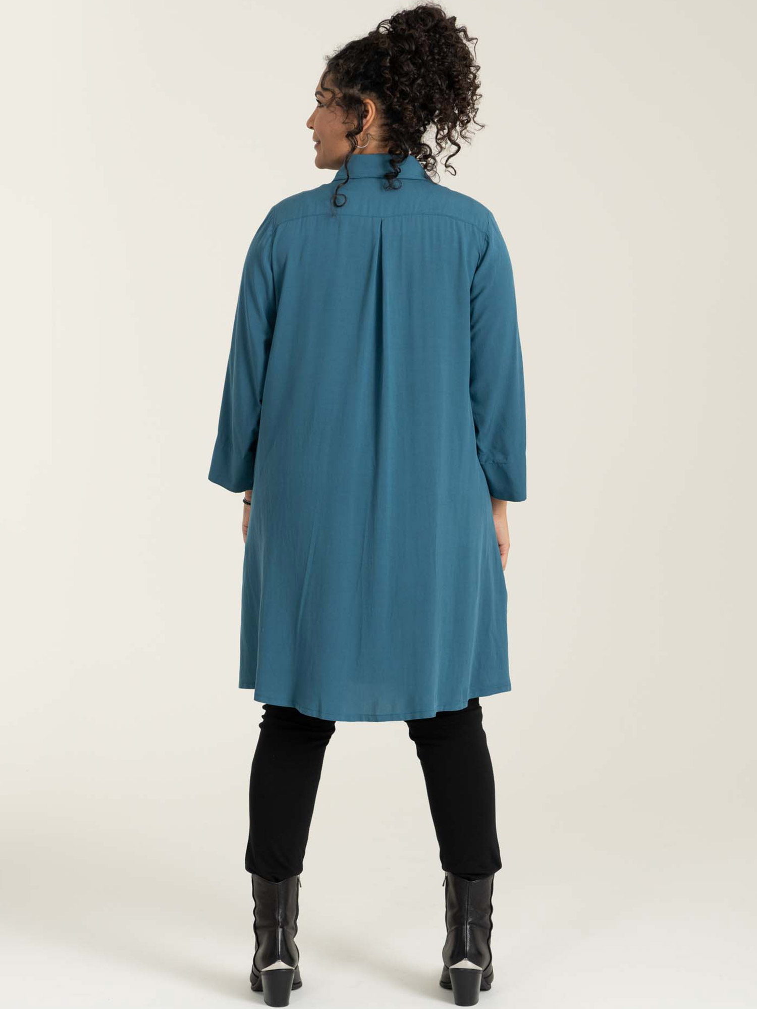 EMILIE - Lækker viskose skjorte tunika i flot petroleumsblå fra Studio