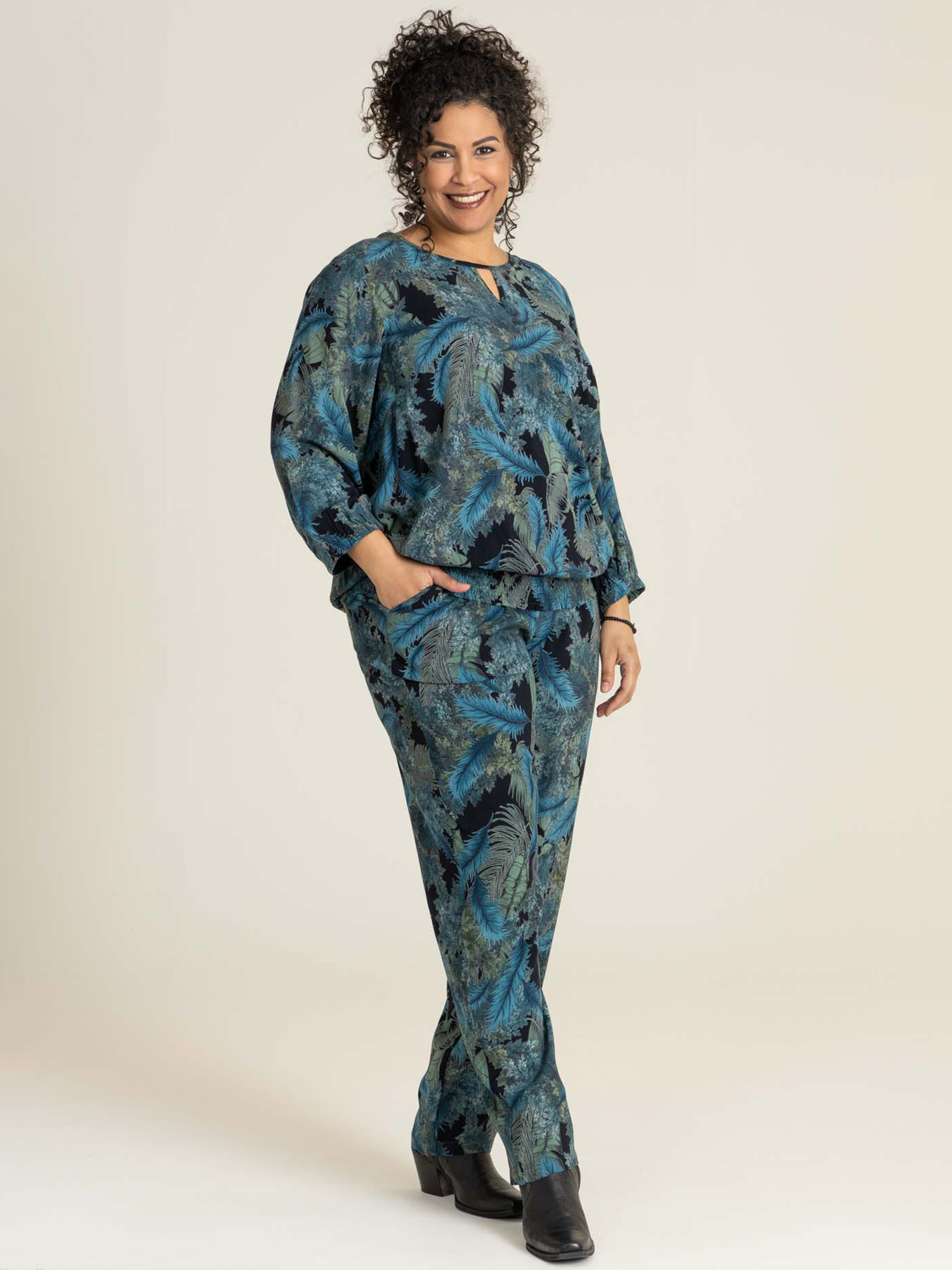 Christine - Lækre viskose bukser i smart blåt print fra Studio