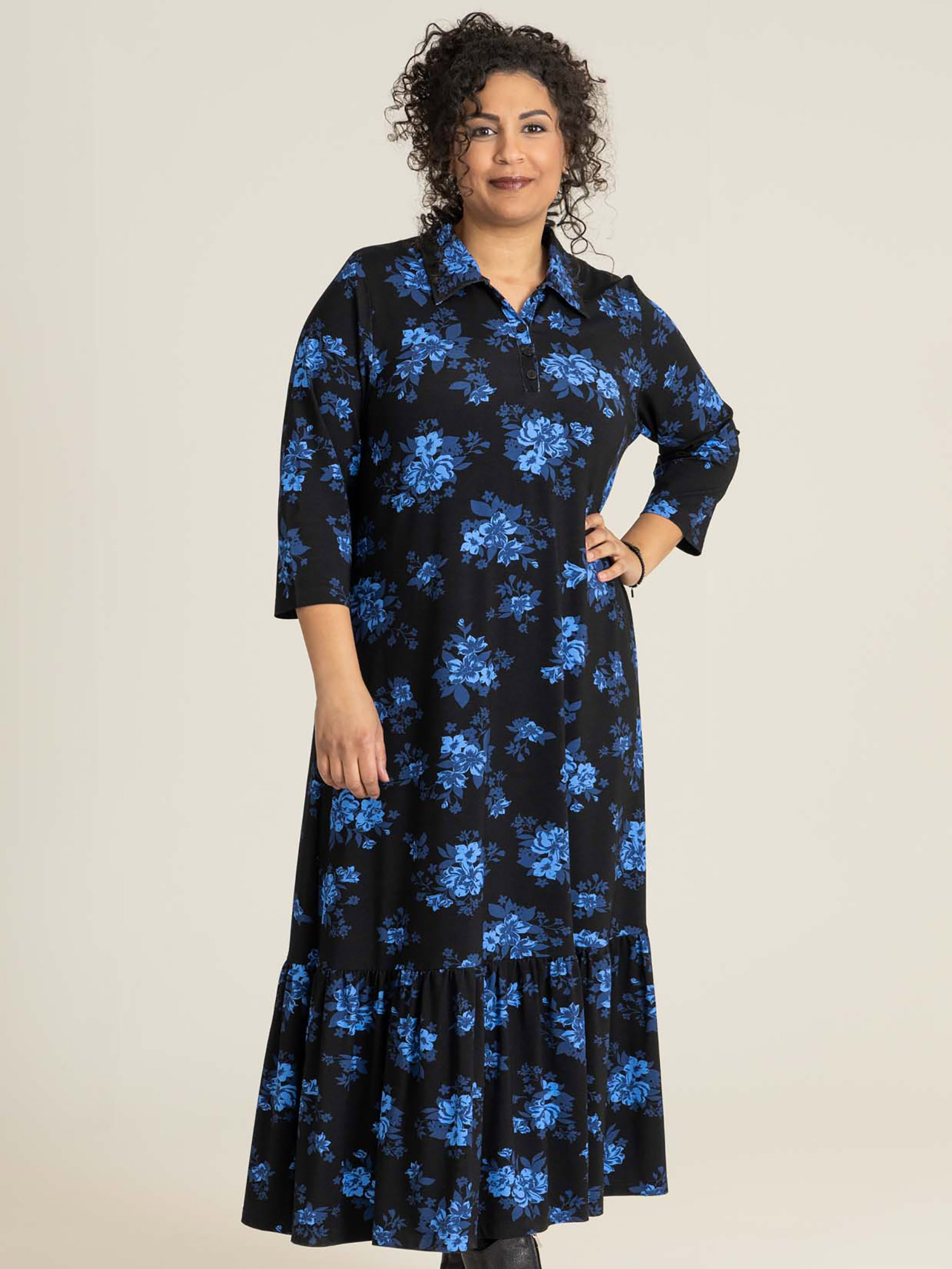 Sissi - Skøn sort kjole i viskose jersey med flotte blå blomster fra Studio