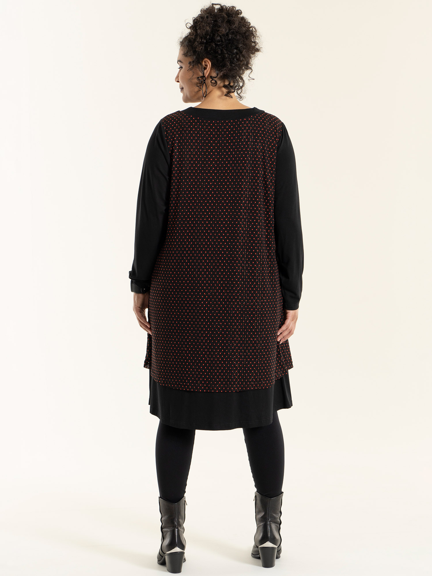 ÅSA - Sort kjole med røde prikker og glimmer tråde fra Studio