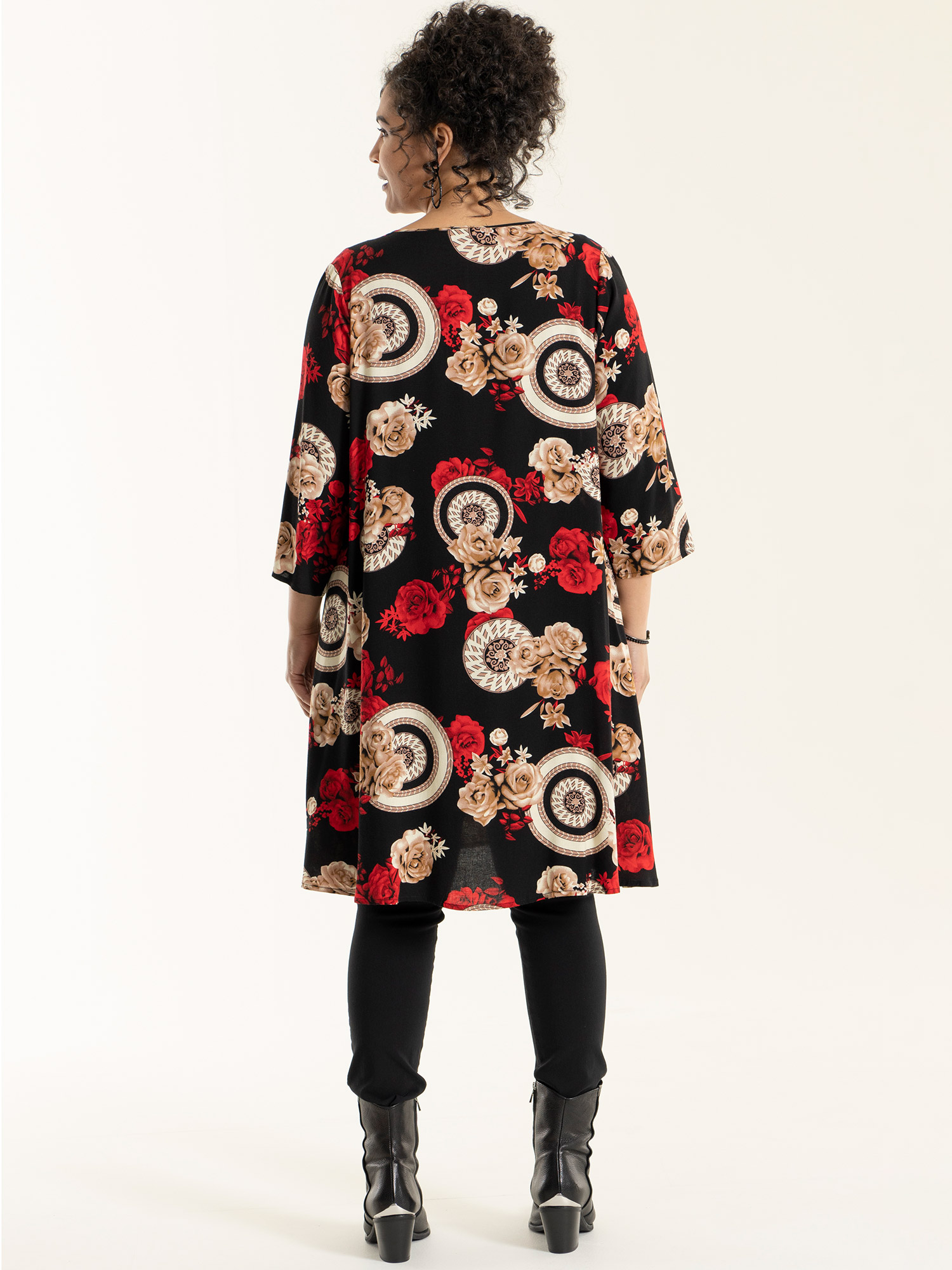 BIRGITTE - Sort viskose kjole med print fra Studio