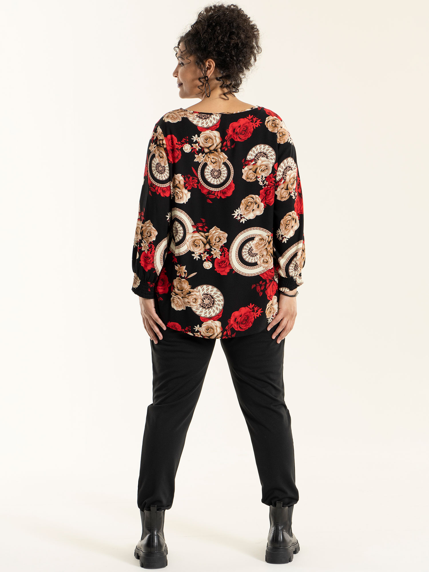MAJBRITT - Sort viskose bluse med print fra Studio