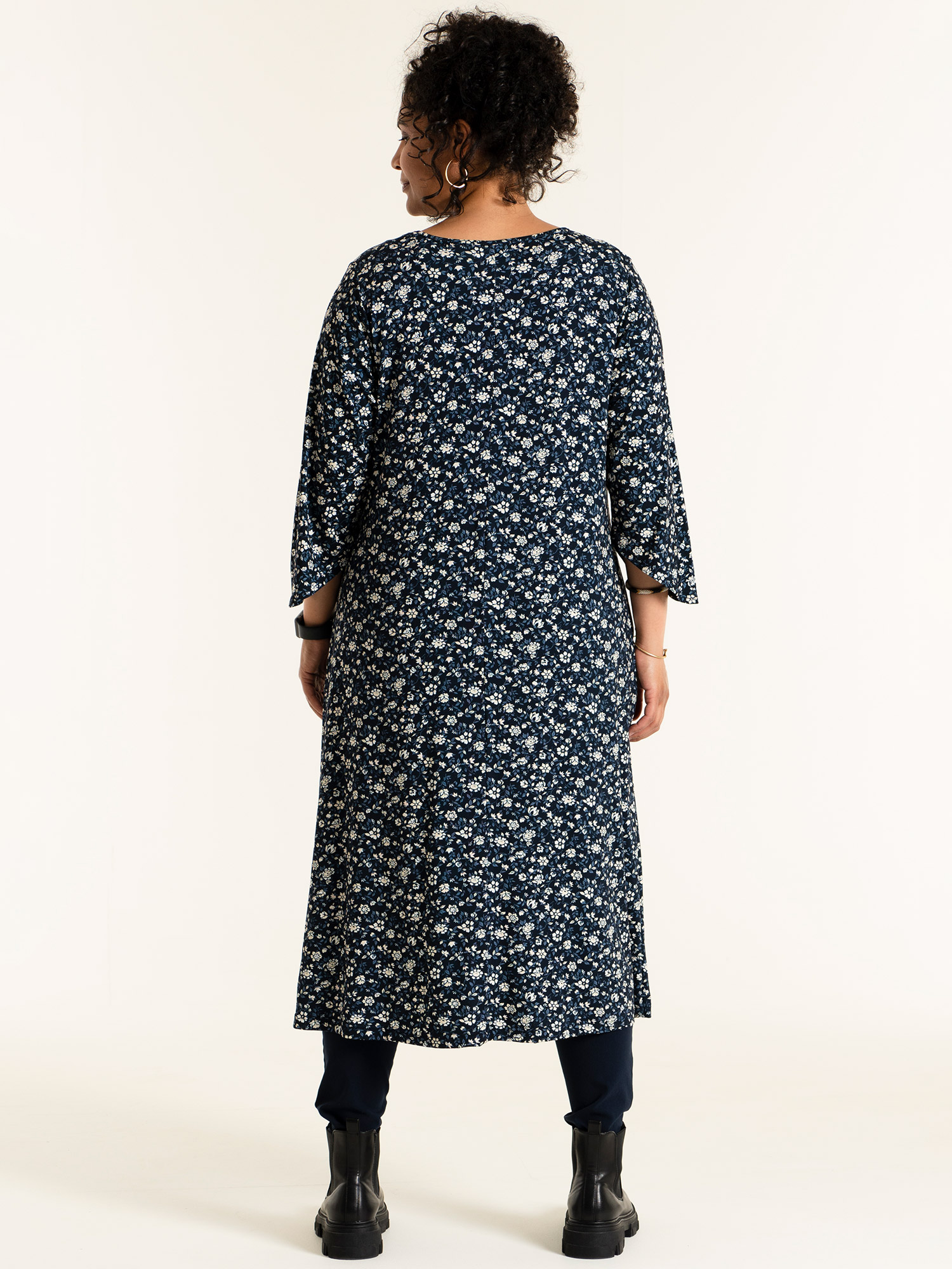 PERNILLE - Blå jersey kjole med blomster print fra Studio