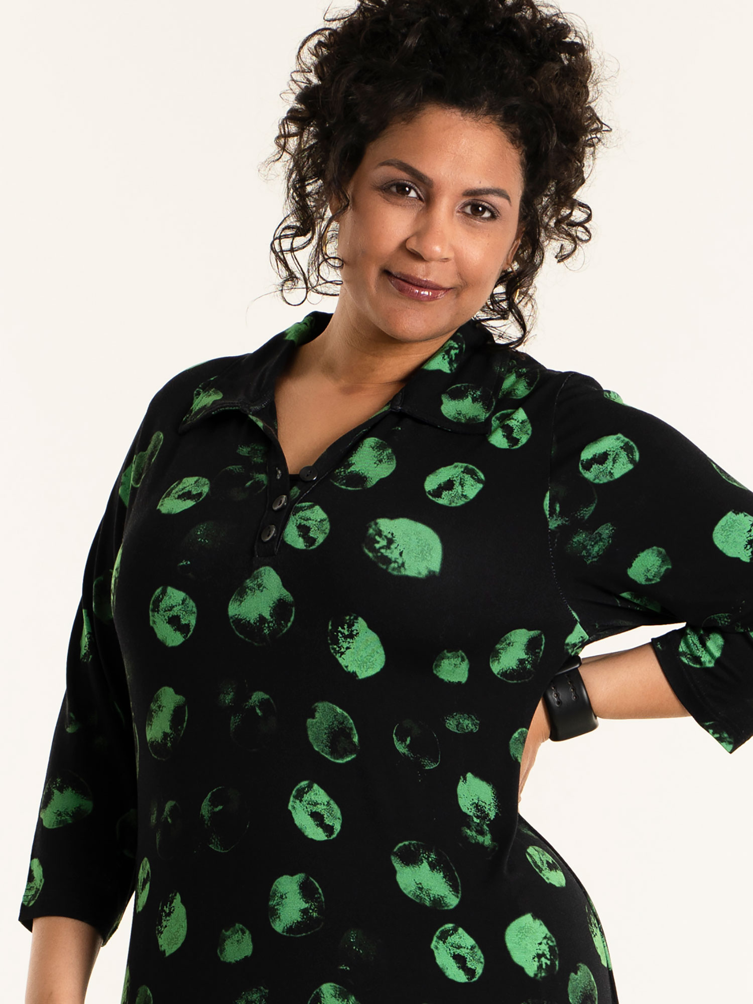 SISSI - Sort kjole i viskose jersey med grønt mønster fra Studio