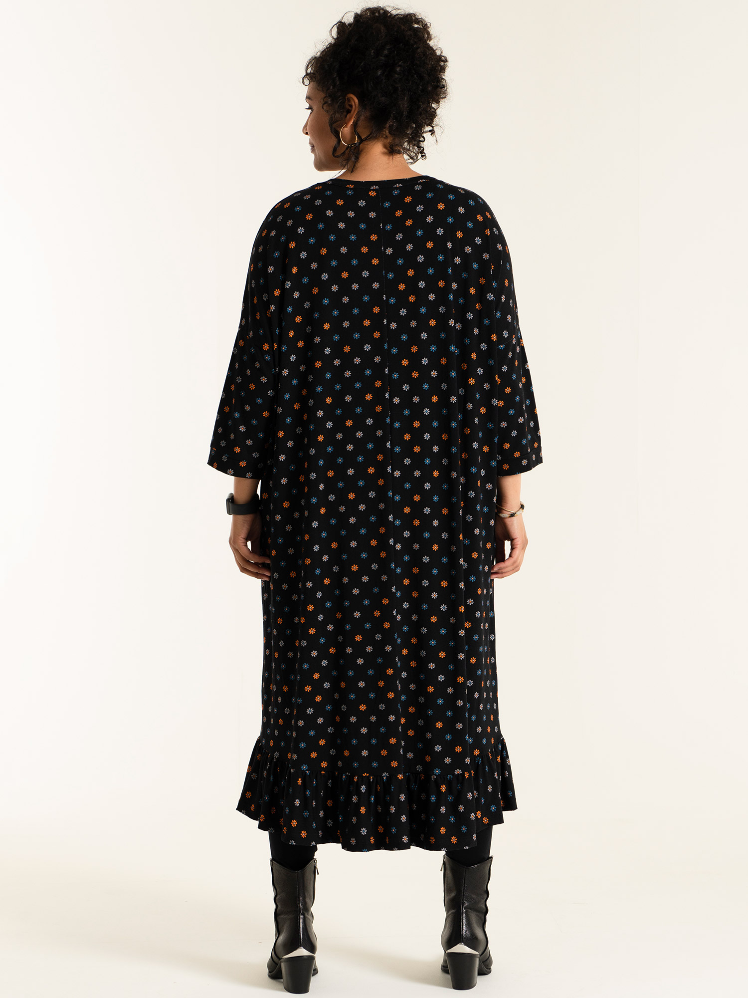 DORIS - Sort jersey kjole med blomster print fra Studio