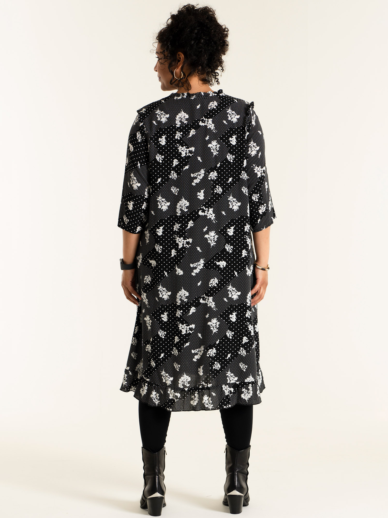 SALLY - Sort skjorte kjole i viskose med hvid mønster fra Studio