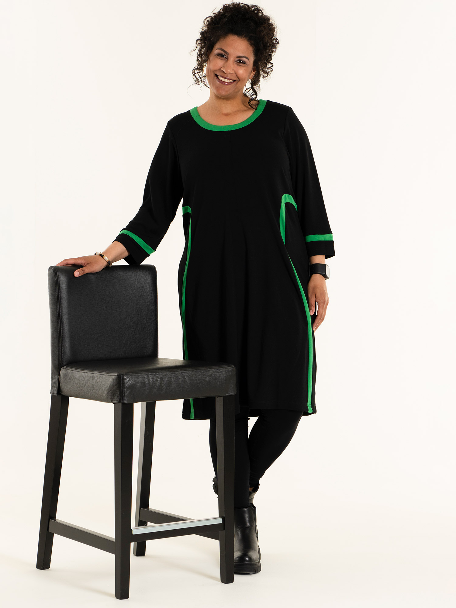 JOAN - Sort kjole i kraftig kvalitet med grønne detaljer fra Studio