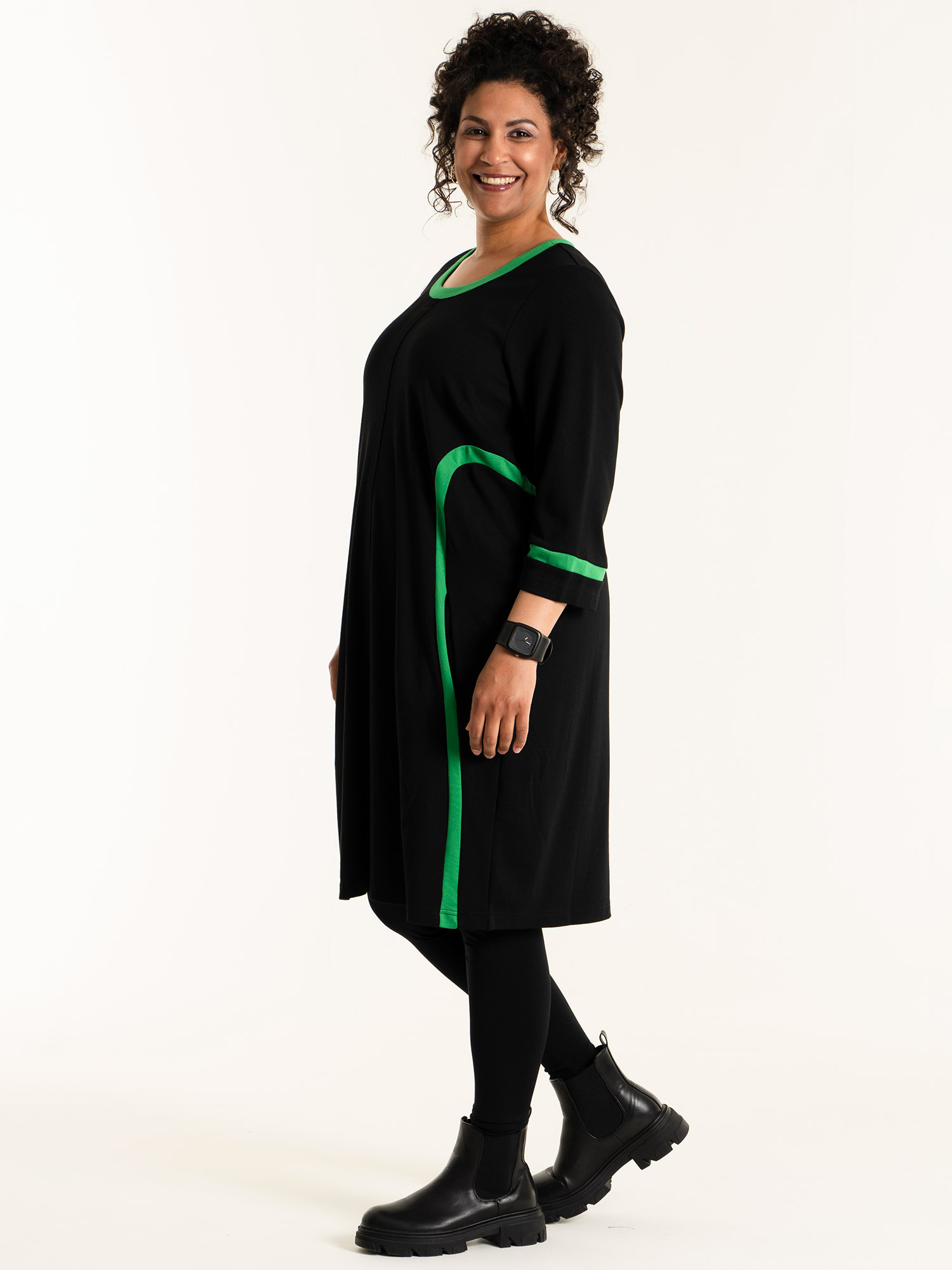 JOAN - Sort kjole i kraftig kvalitet med grønne detaljer fra Studio