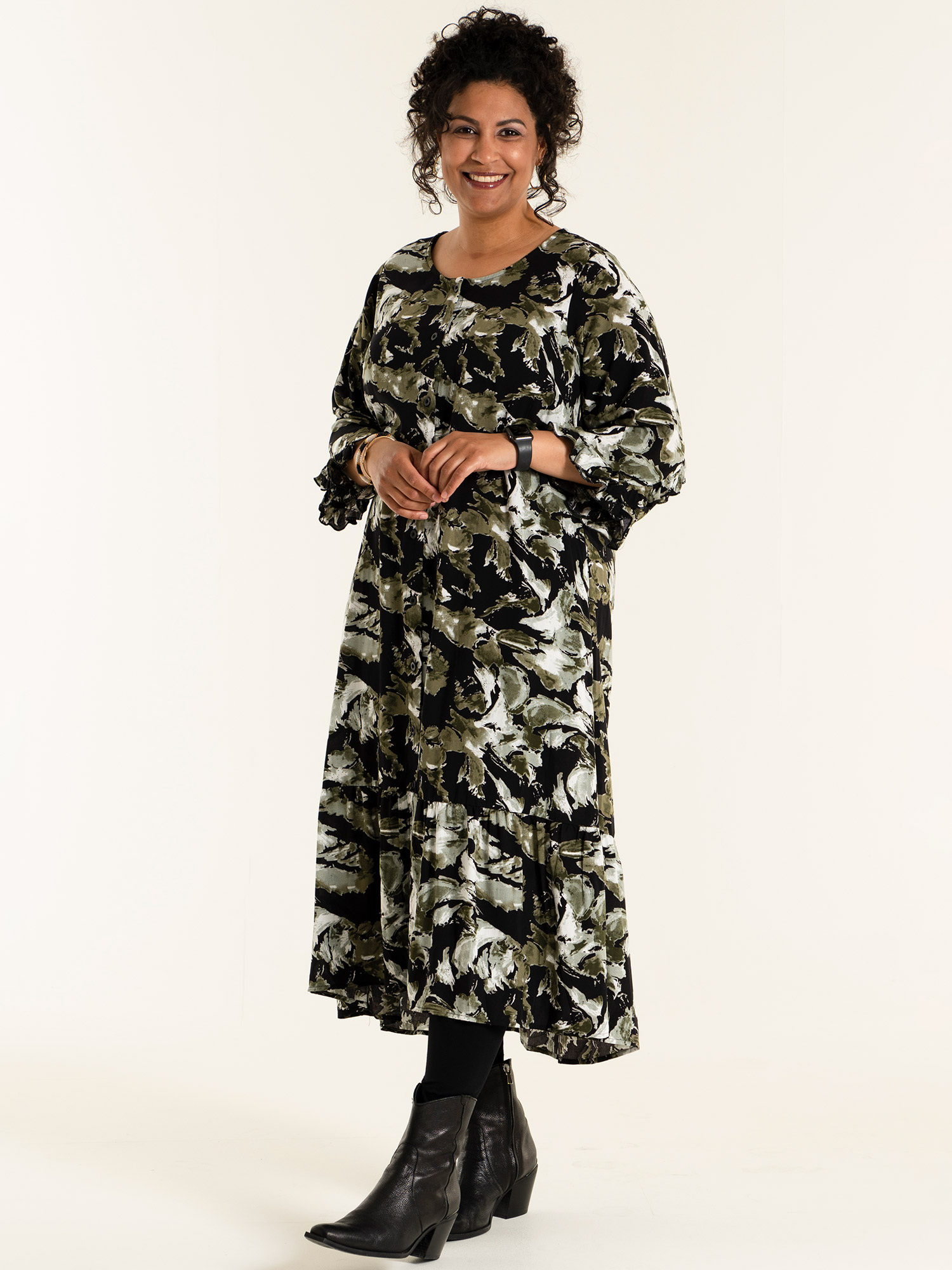 NADINE - Sort viskose kjole med grønt mønster fra Studio
